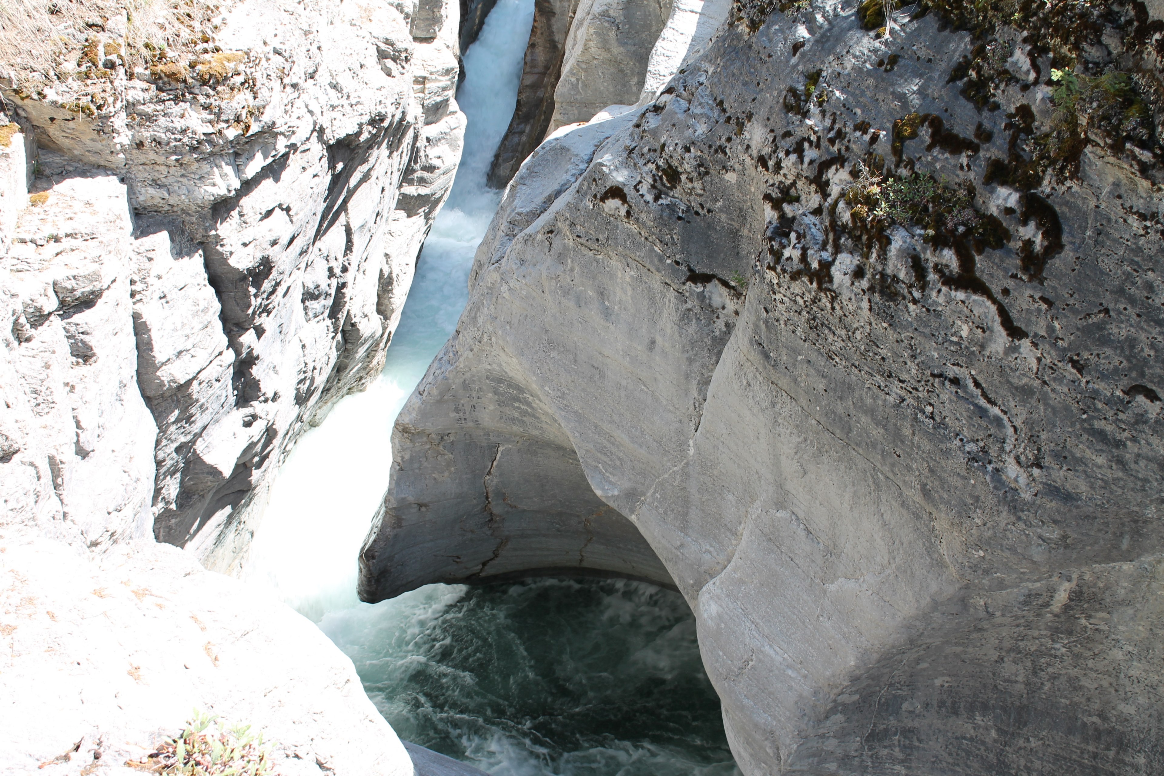 rapid crevice rock and channel 4k, HD Wallpaper