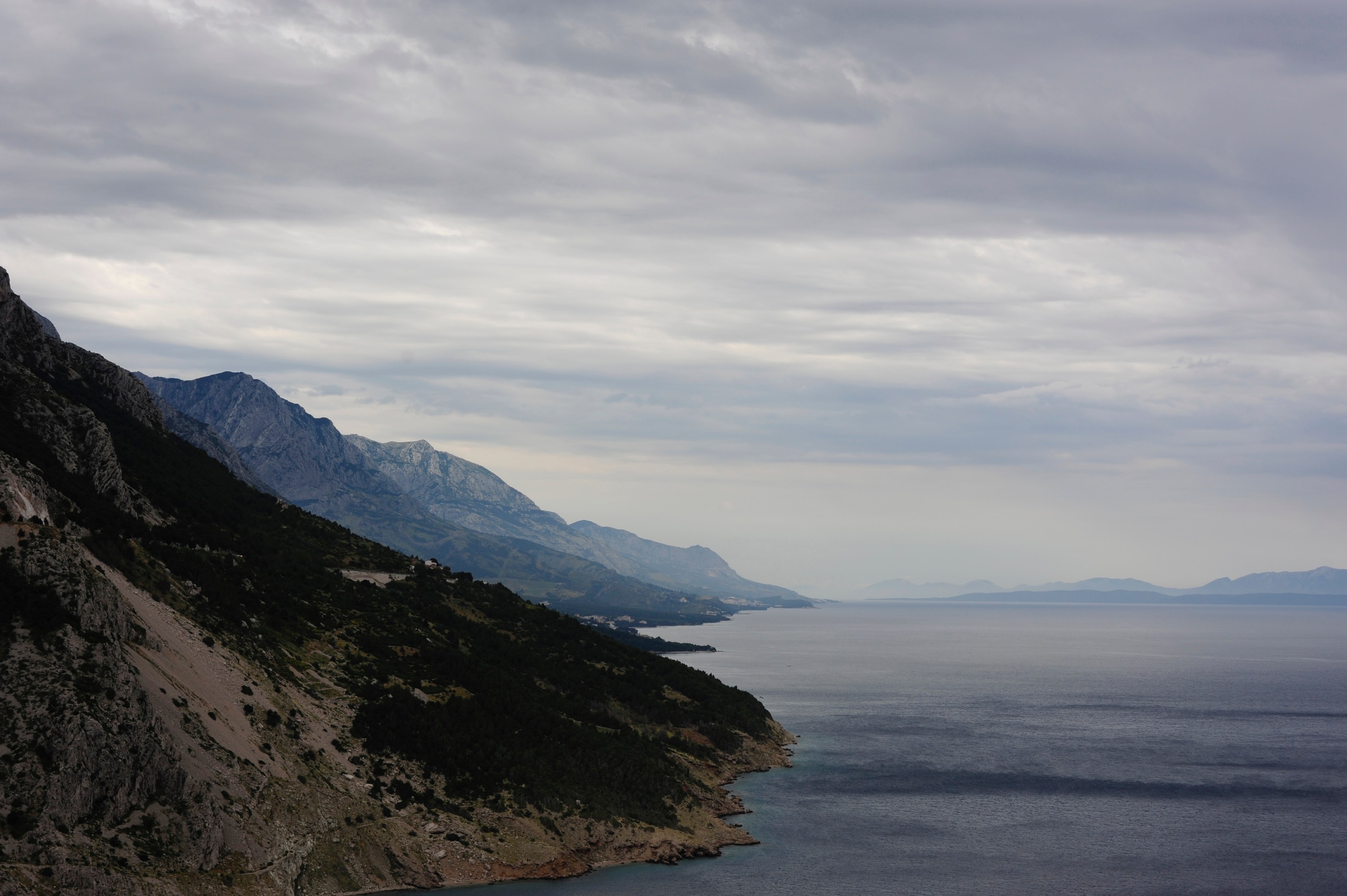 an empty mountainous coast under thick clouds, highland coast on a cloudy day 4k, HD Wallpaper