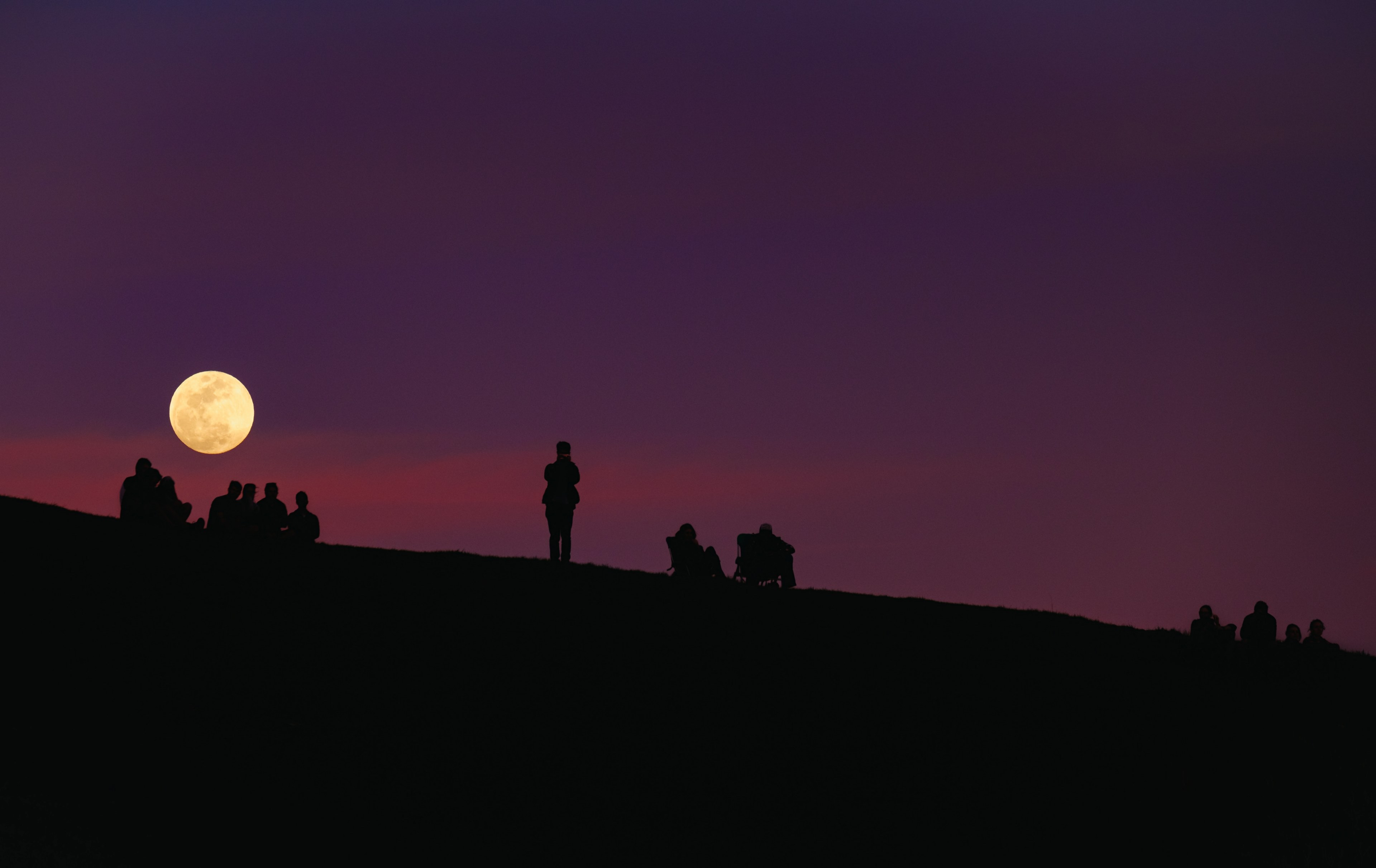 moon rises on a purple sky over silhouettes of people on the slope of mount tamalpais, moon over mount tamalpais 4k, HD Wallpaper
