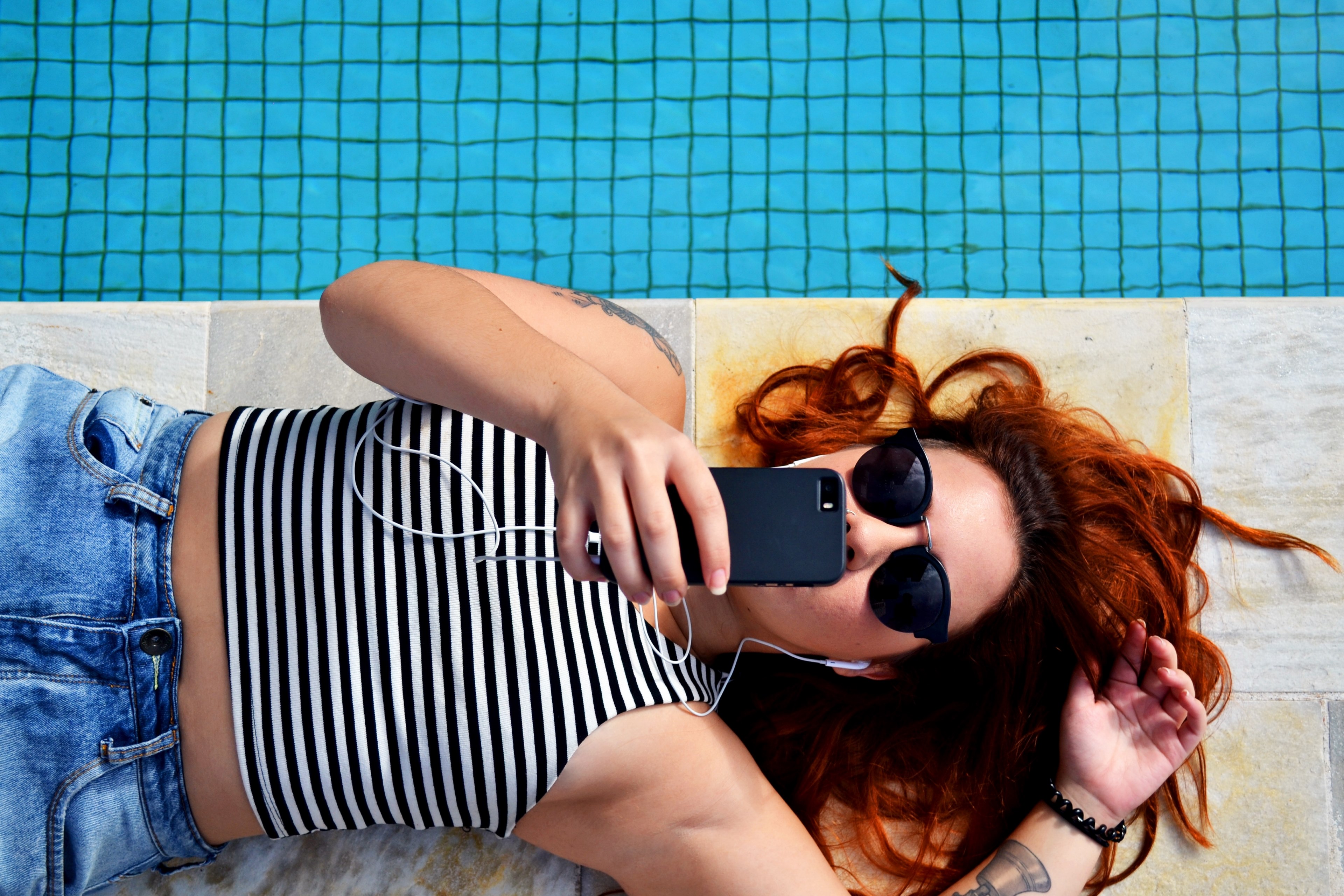sunglass wearing woman relaxing near swimmingpool with earphone plugged in iphone at sao paulo, woman with iphone at sao paulo 4k, HD Wallpaper
