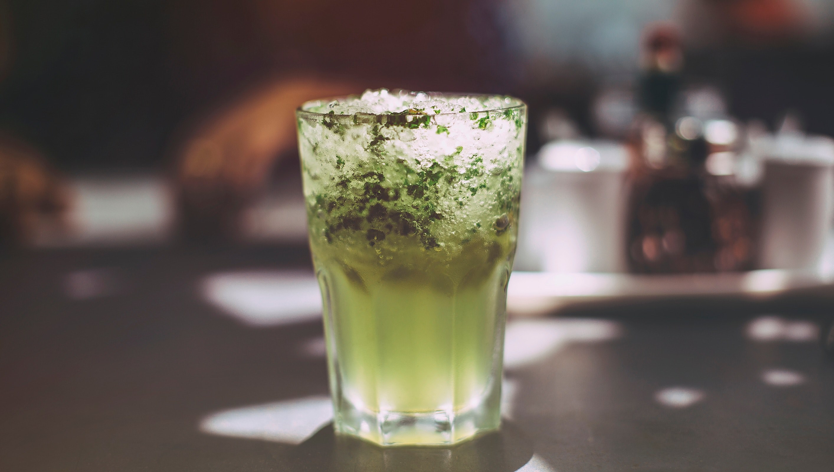 a macro view of a glass cup of cocktail mojito drink in hyderabad, glass cup of cocktail mojito 4k, HD Wallpaper