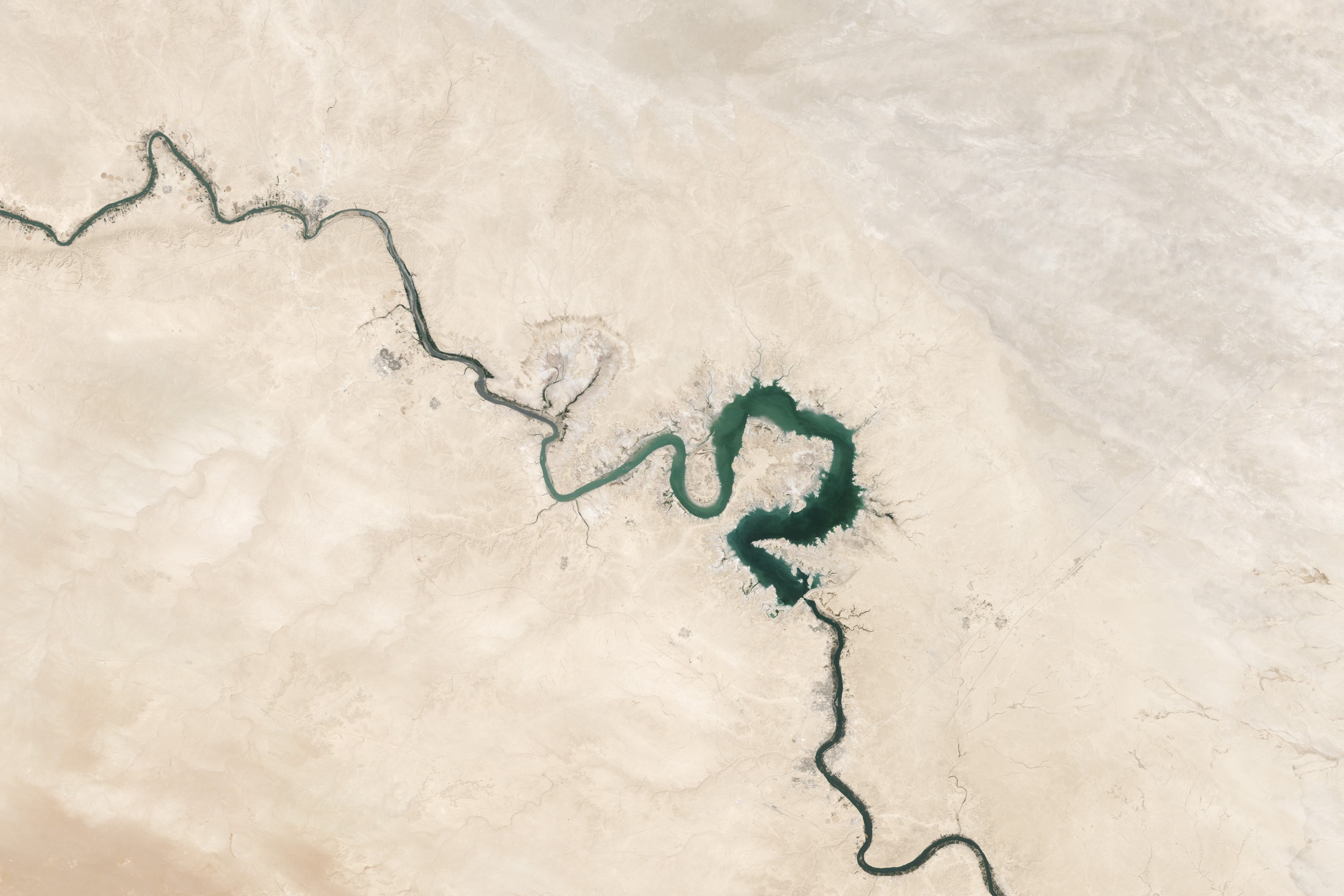 river snakes through the dry desert sand of qadisiyah, snaking rivers 4k, HD Wallpaper