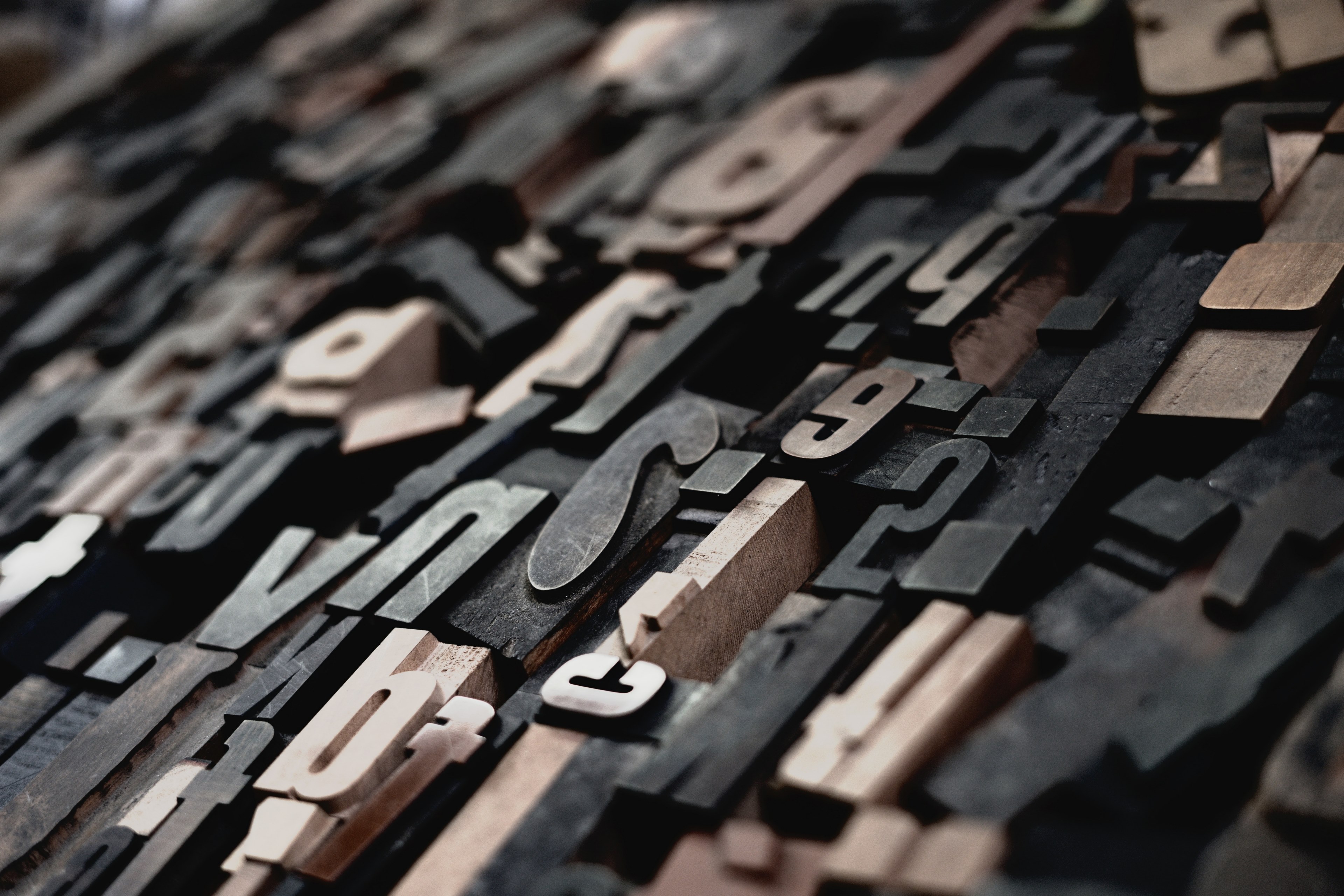 close up of pieces of wooden type, typesetting in wood 4k, HD Wallpaper