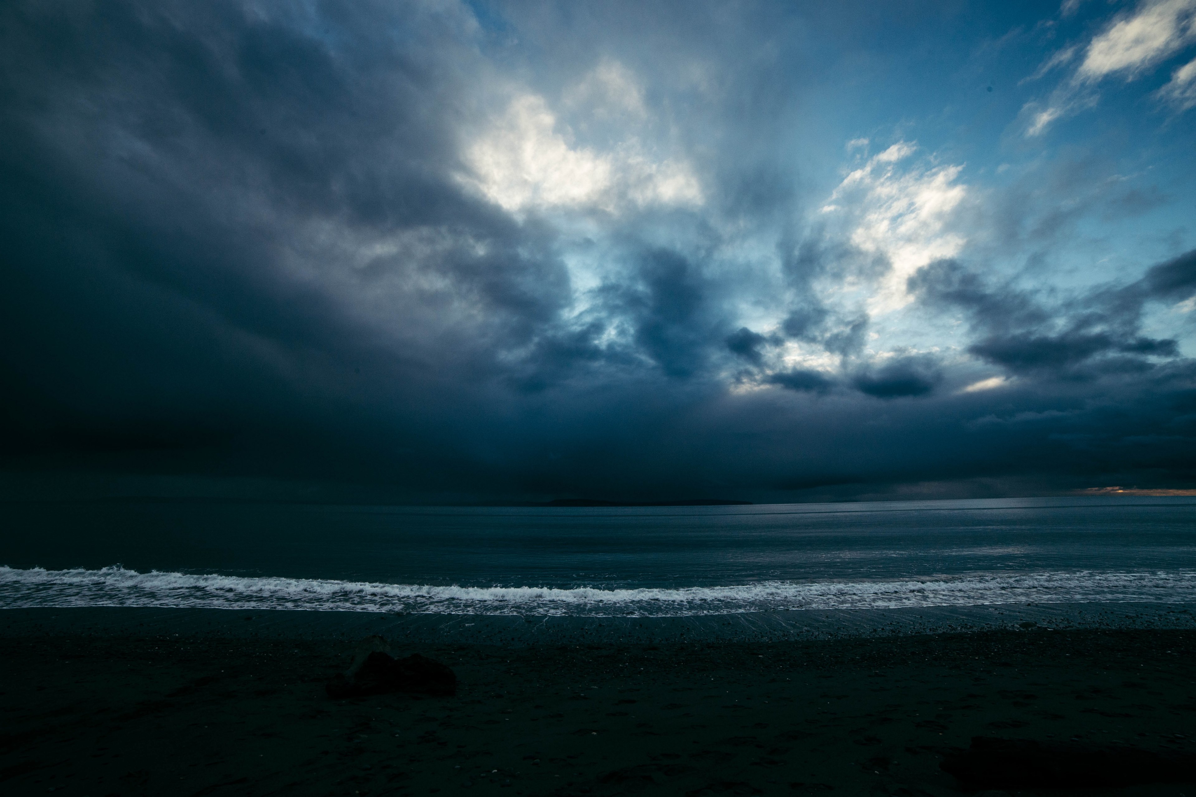 clouds above the ocean viewed from a black sand shoreline at fort ebey state park, clouds above the ocean 4k, HD Wallpaper