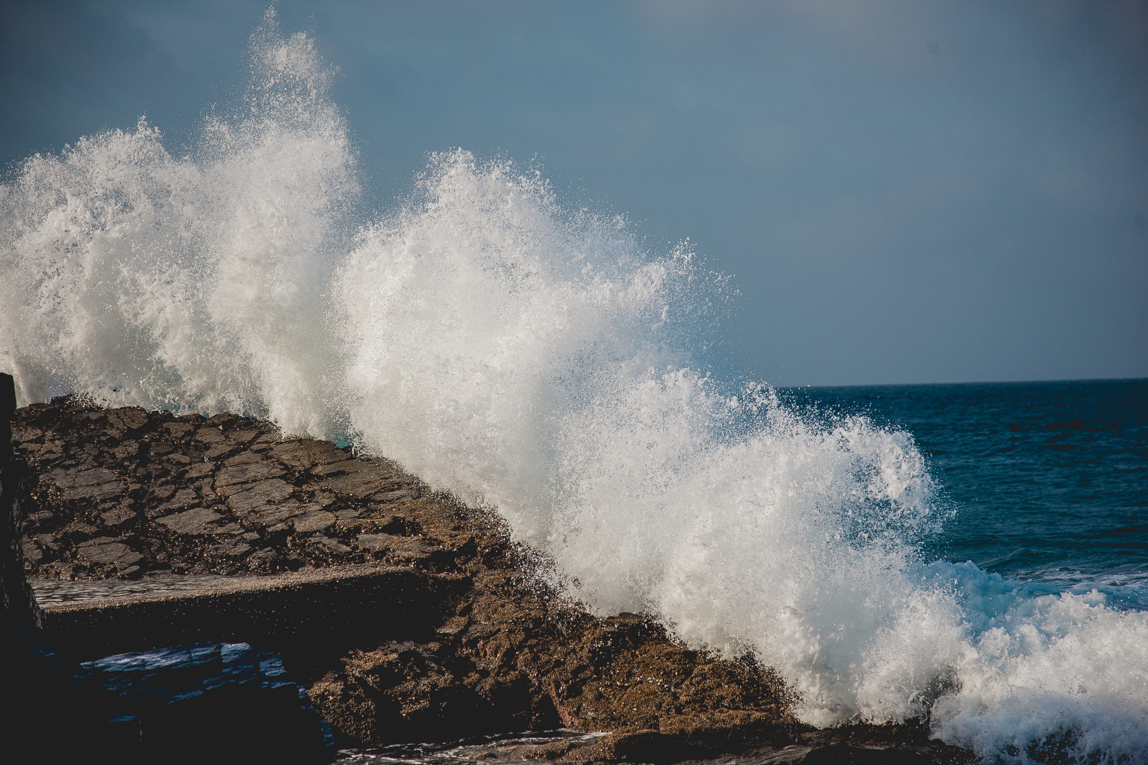 big wave splash on the coastline rocks at thompsons beach, big ocean wave splash 4k, HD Wallpaper