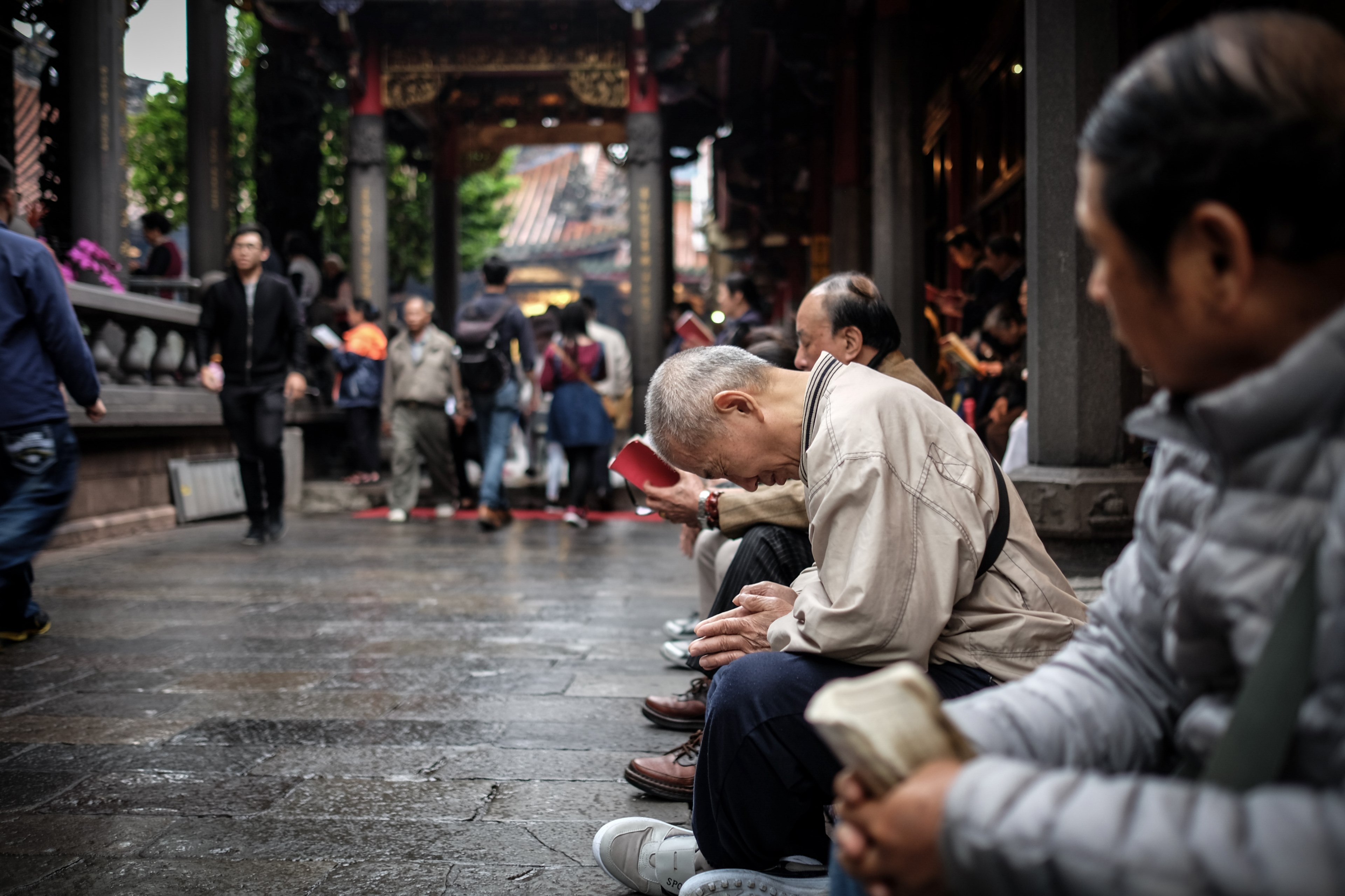 a old man is praying at longshan temple taipei 4k, HD Wallpaper