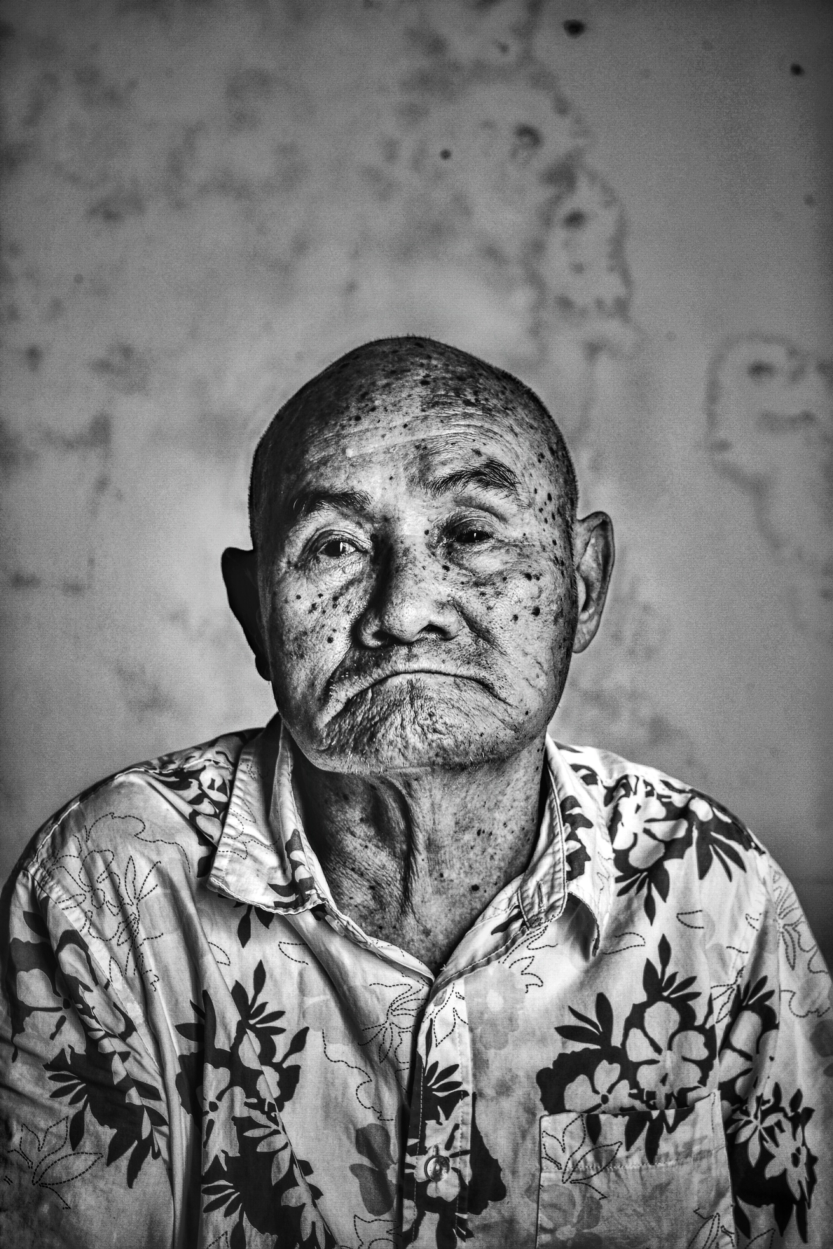 black and white shot of wrinkled bald older man wearing floral hawaiian shirt, bald man in floral shirt 4k, Phone HD Wallpaper
