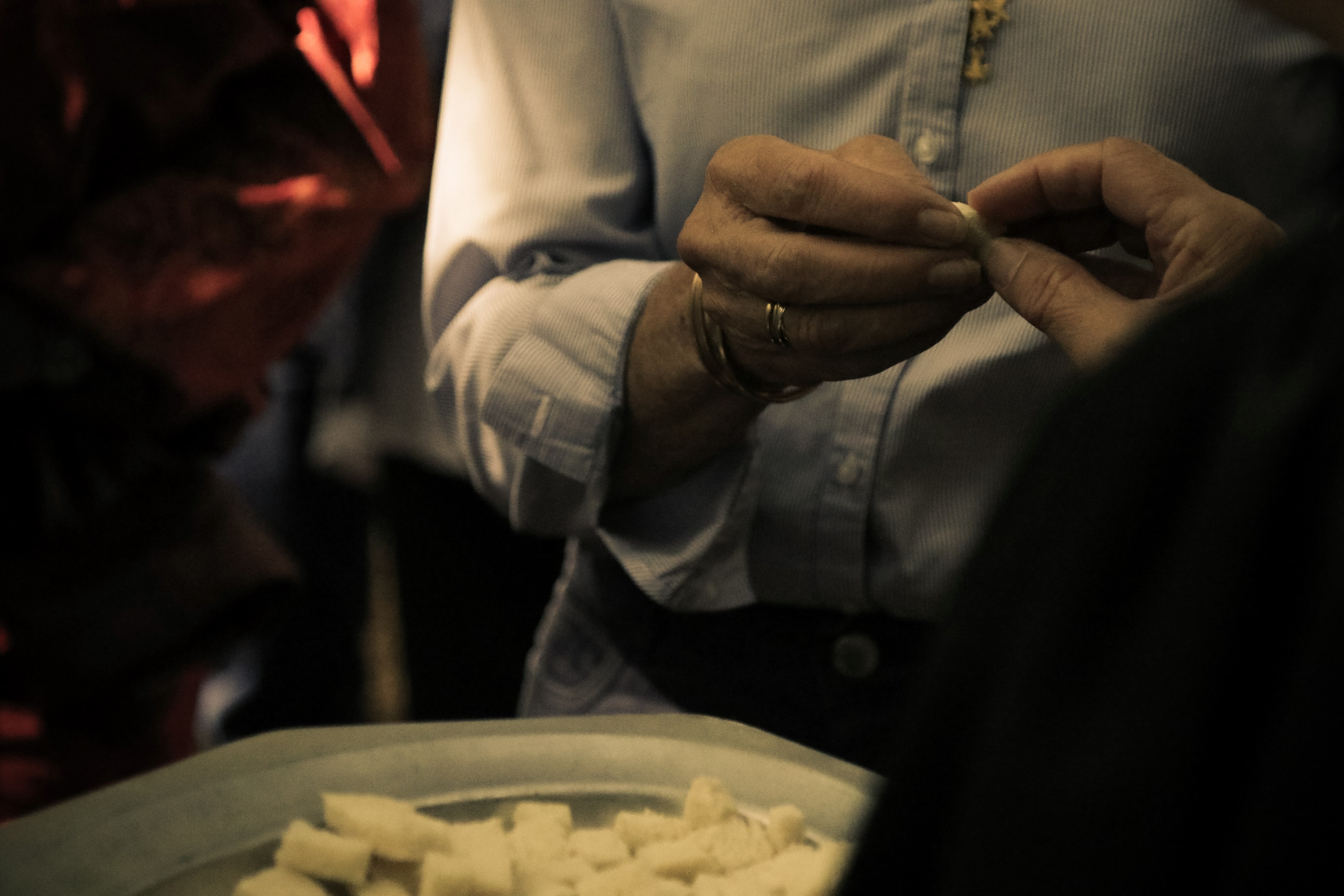 easter give bread and christian 4k, HD Wallpaper