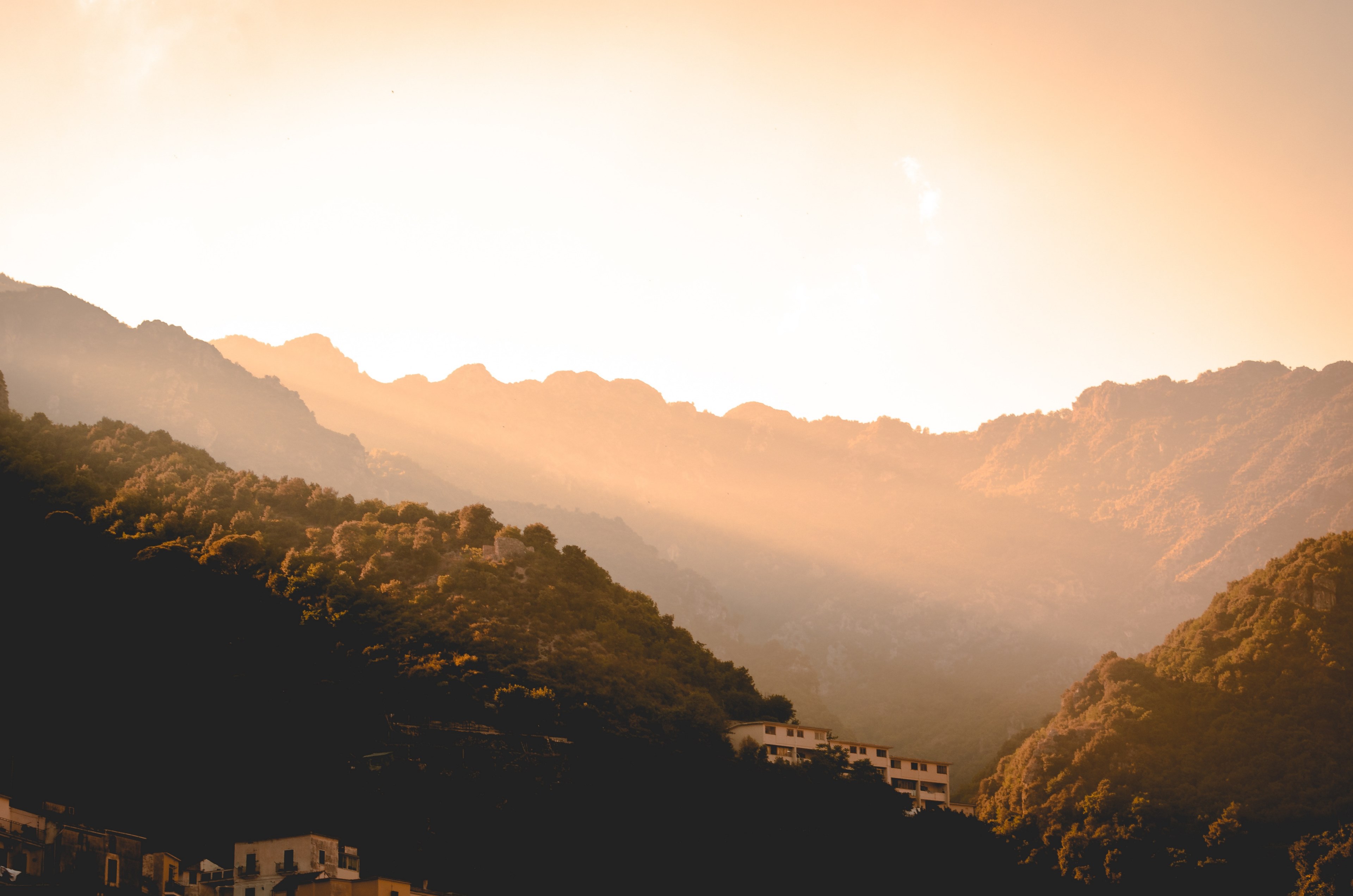 a number of houses on wooded slopes during sunset, sunset over houses on slopes 4k, HD Wallpaper