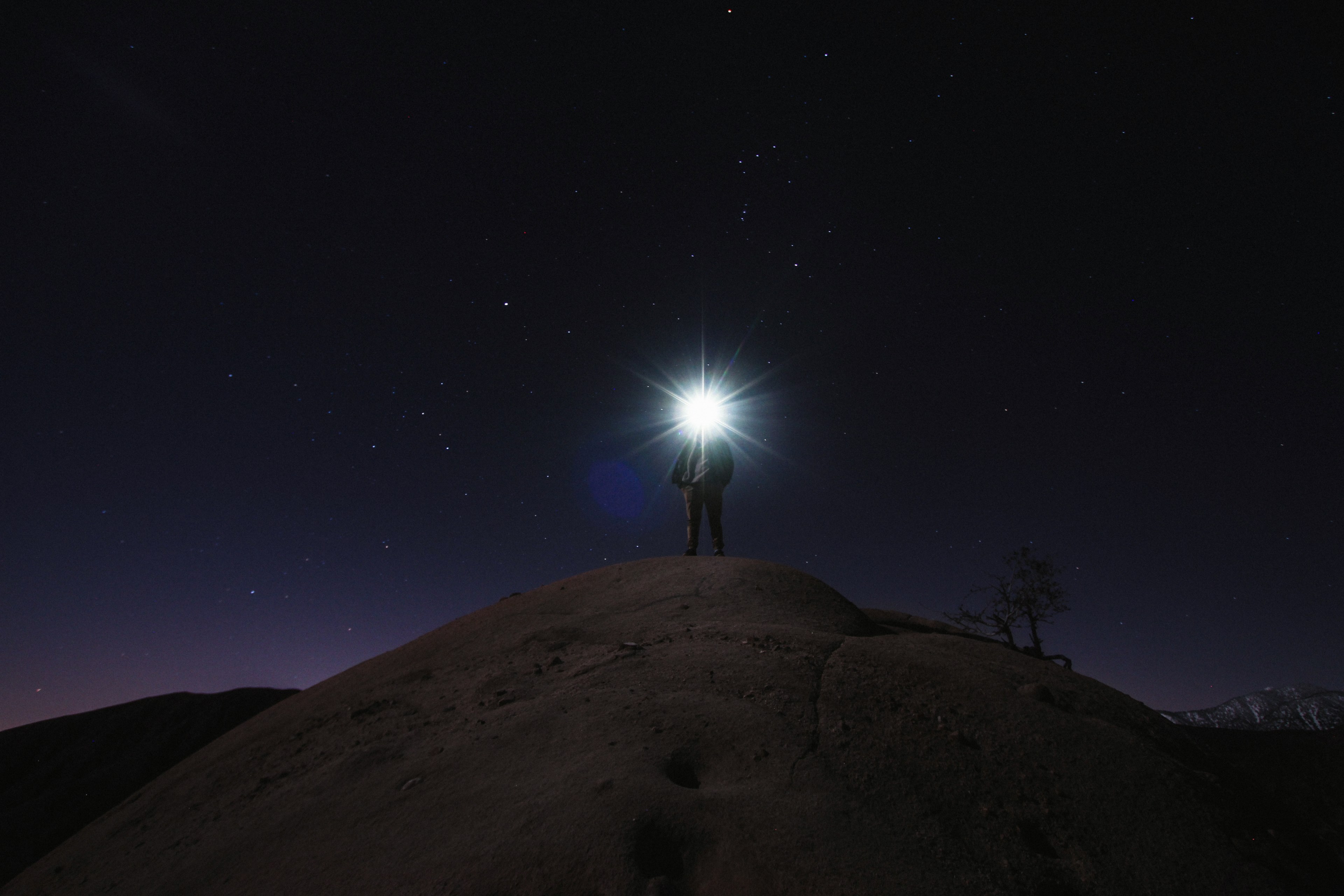 man with flashlight standing on a boulder under the starry night sky in cajon pass, stars flashlight cajon pass 4k, HD Wallpaper