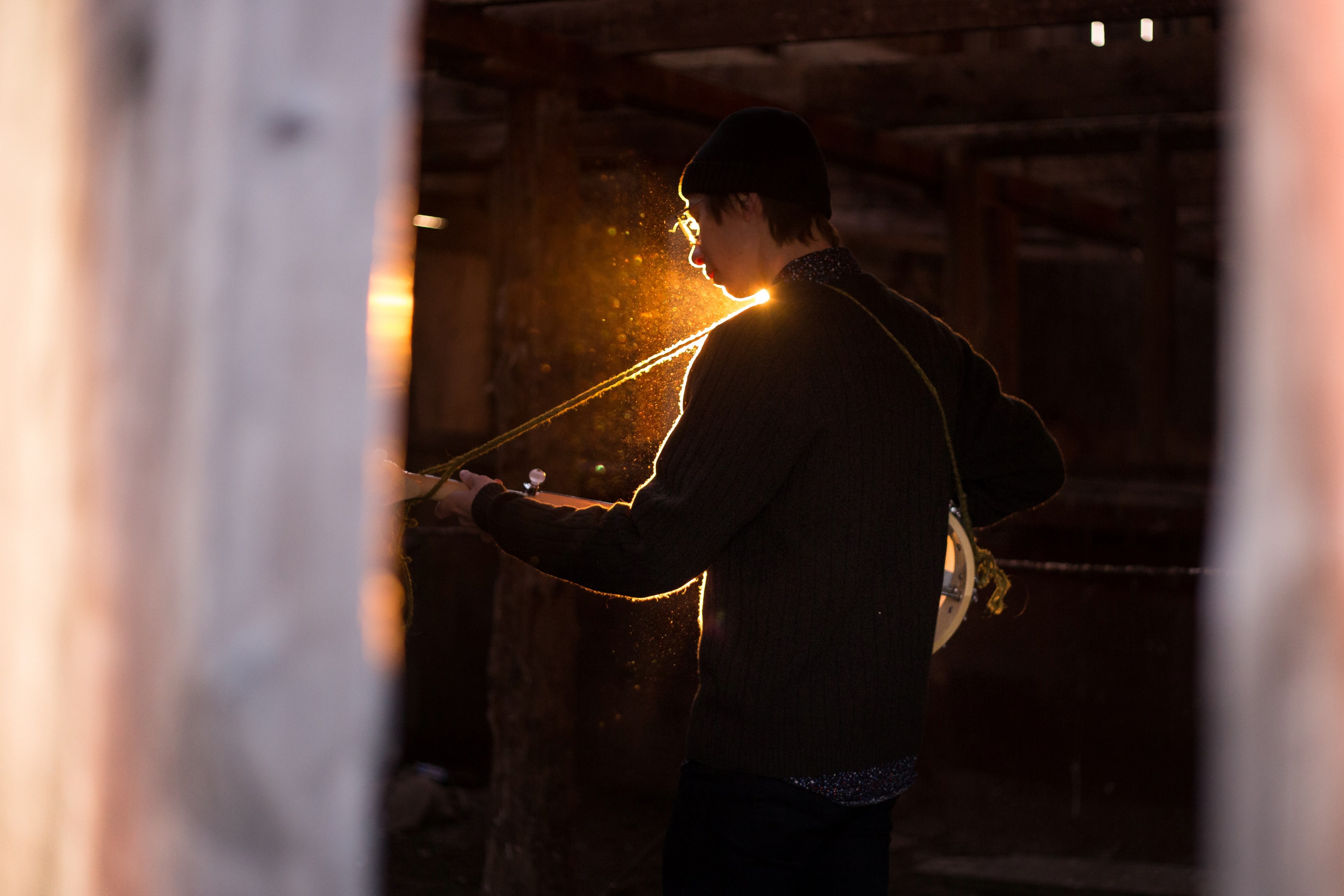 a man in glasses playing the banjo in a darkened room, boy and banjo 4k, HD Wallpaper