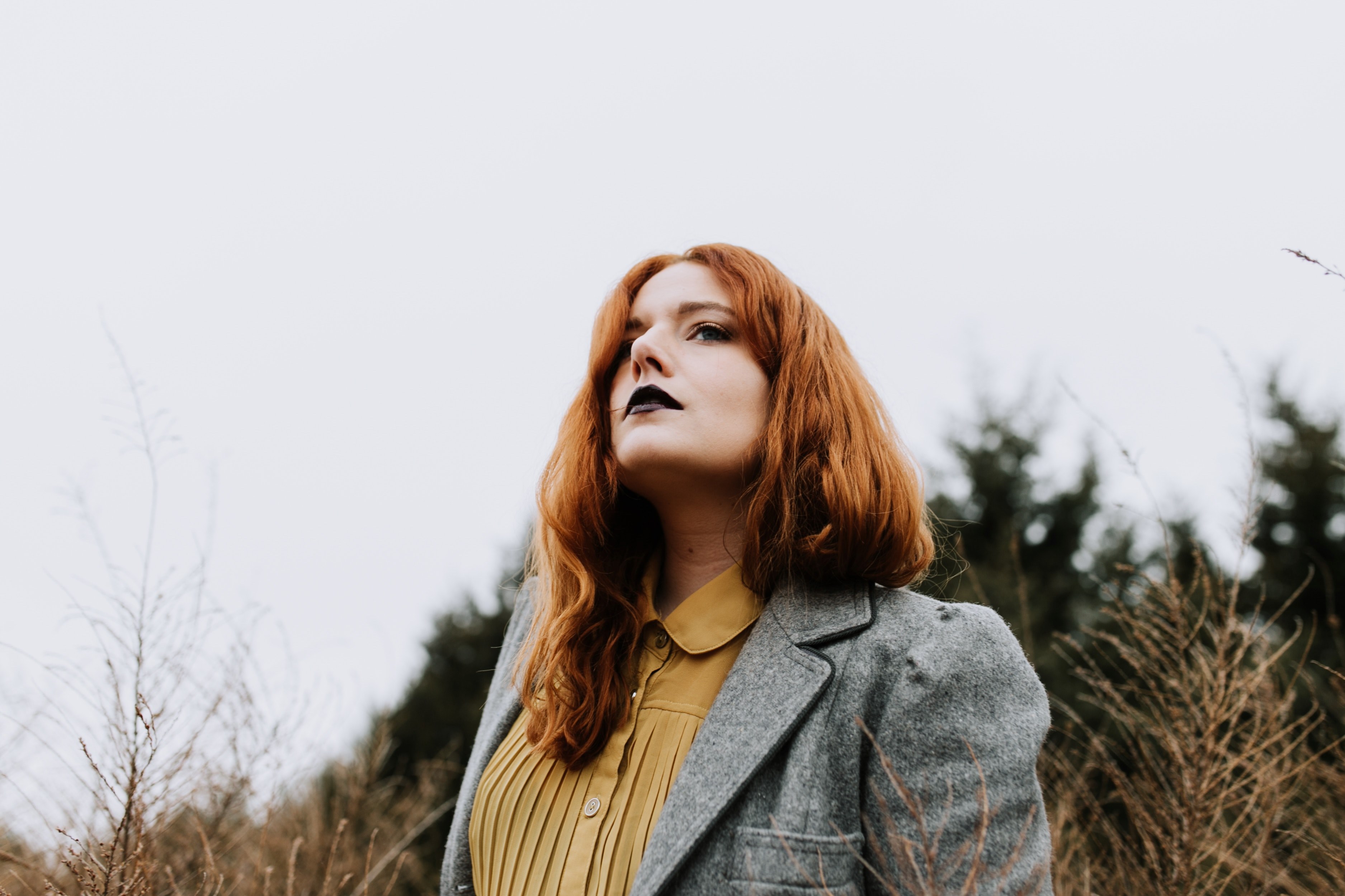 woman with dark lipstick and retro outfit looks up angrily, witchcraft chic 4k, HD Wallpaper