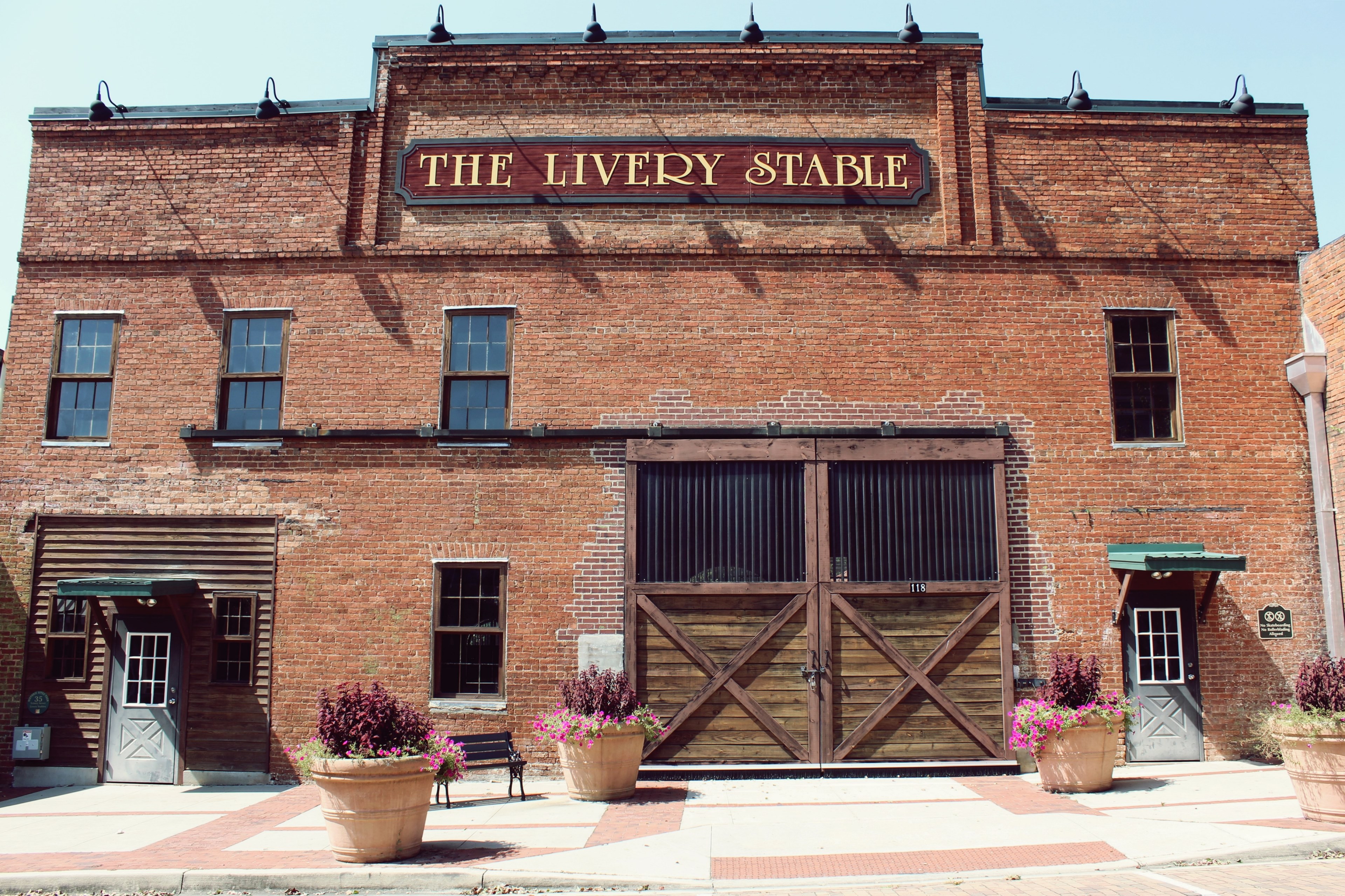 facade business stable and window 4k, HD Wallpaper