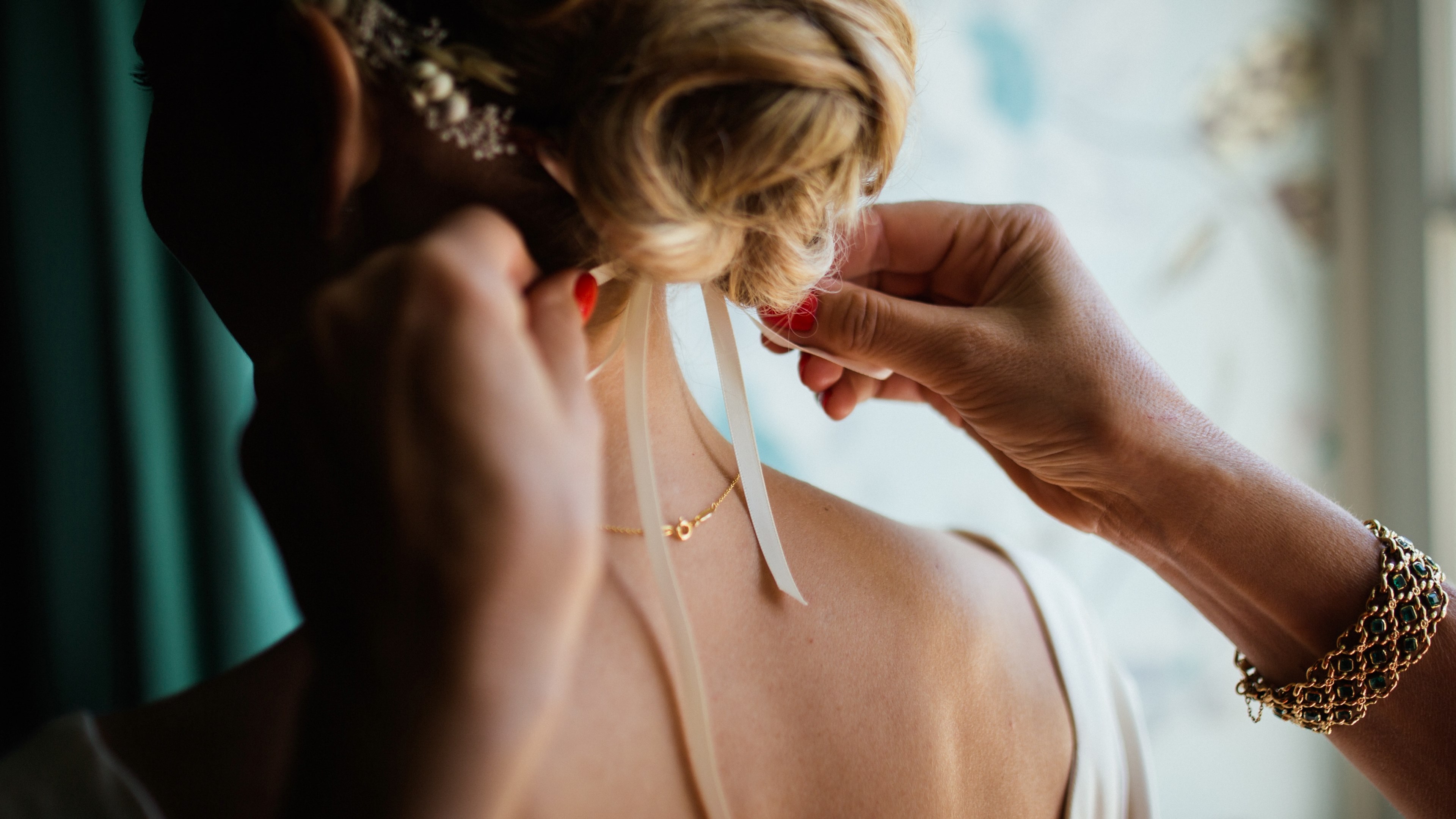 lady tying hair ribbon to brides blonde bun in rue du moulin, hair ribbon bride rue du moulin 4k, HD Wallpaper