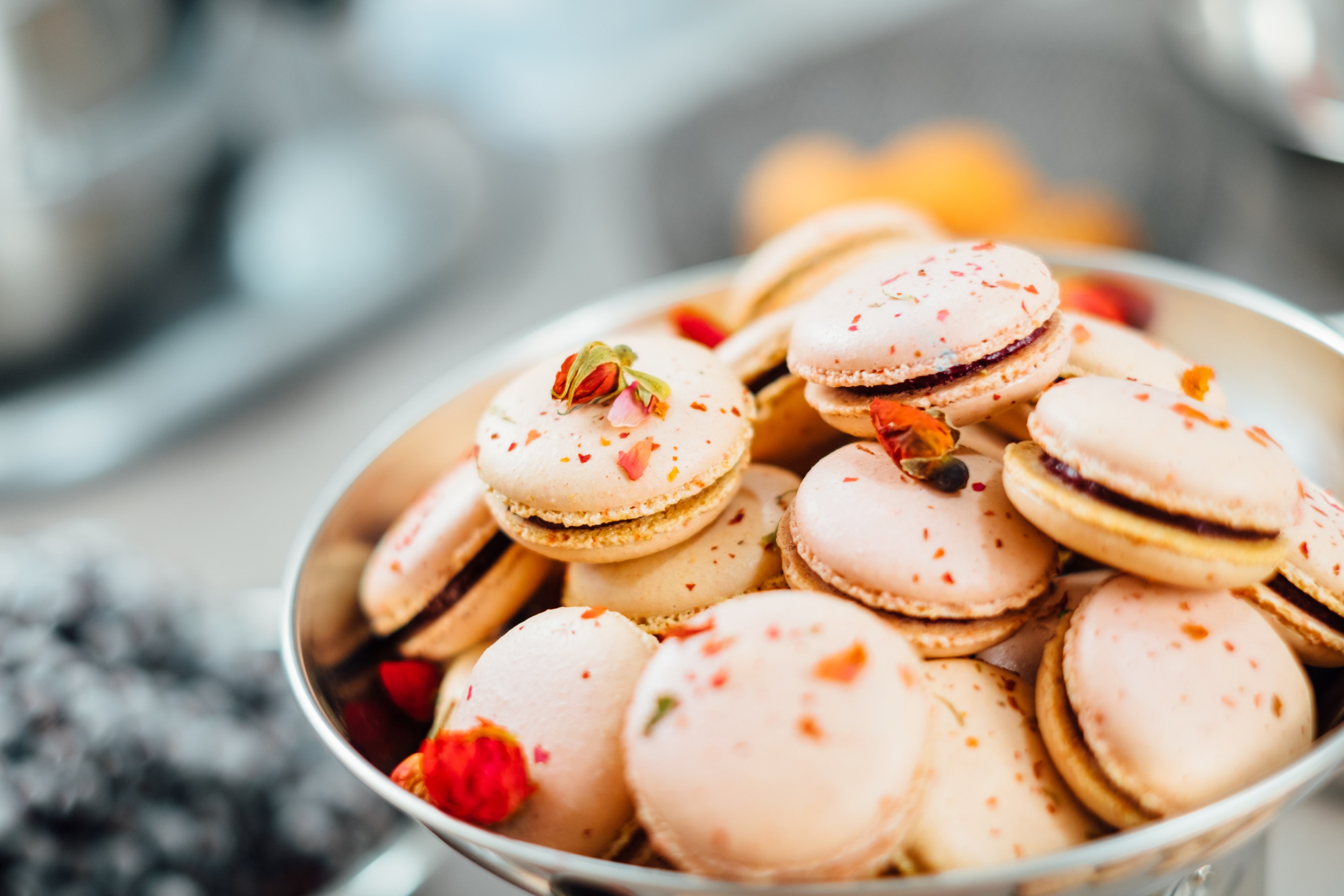 dessert bowl of pink french macarons with rose petal garnish, pink macarons 4k, HD Wallpaper