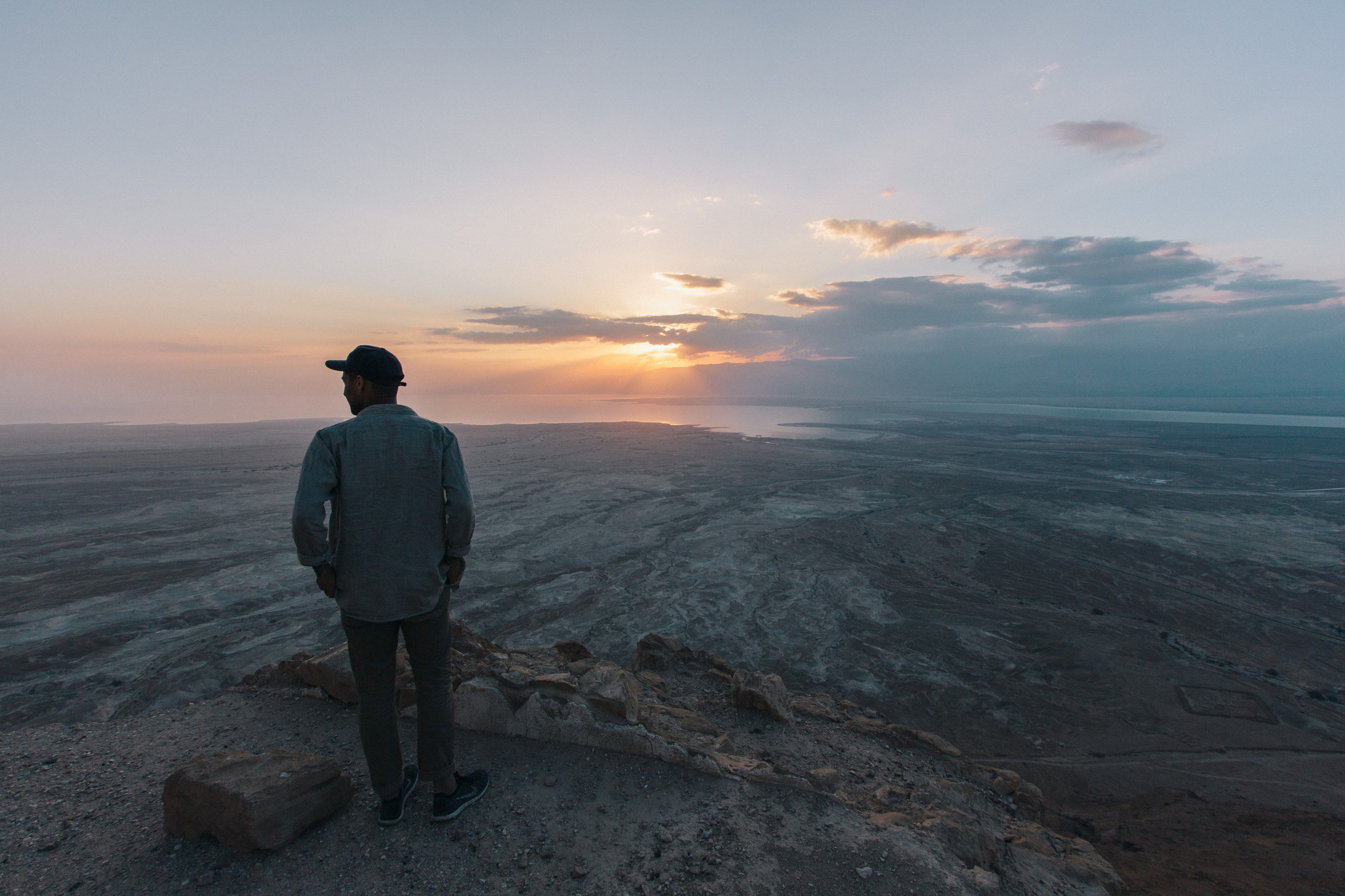 a man staring out into the ocean, _man looking ocean 4k, HD Wallpaper