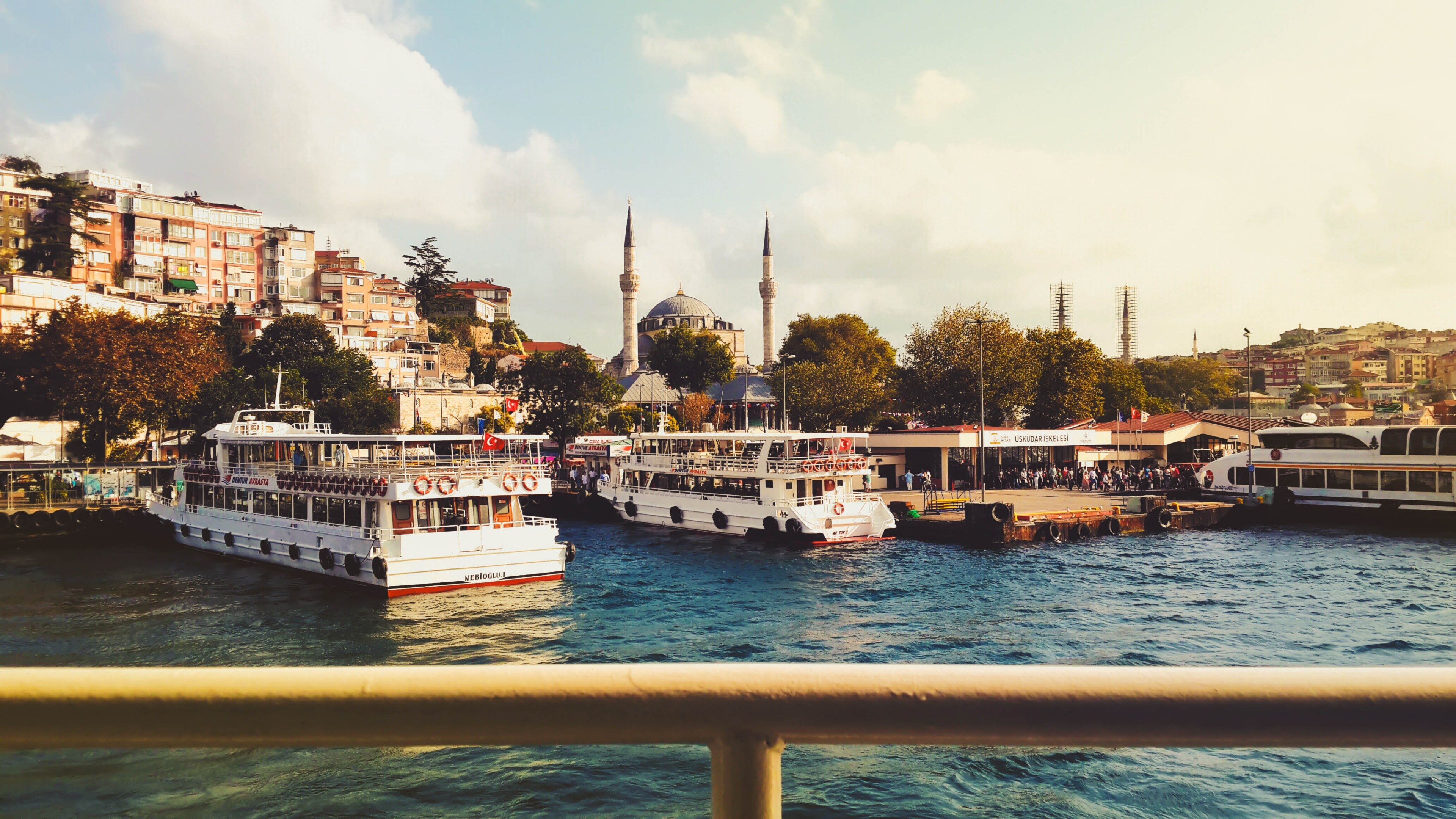 three boats lined up by a pier in istanbul turkey, boats by pier in turkey 4k, HD Wallpaper