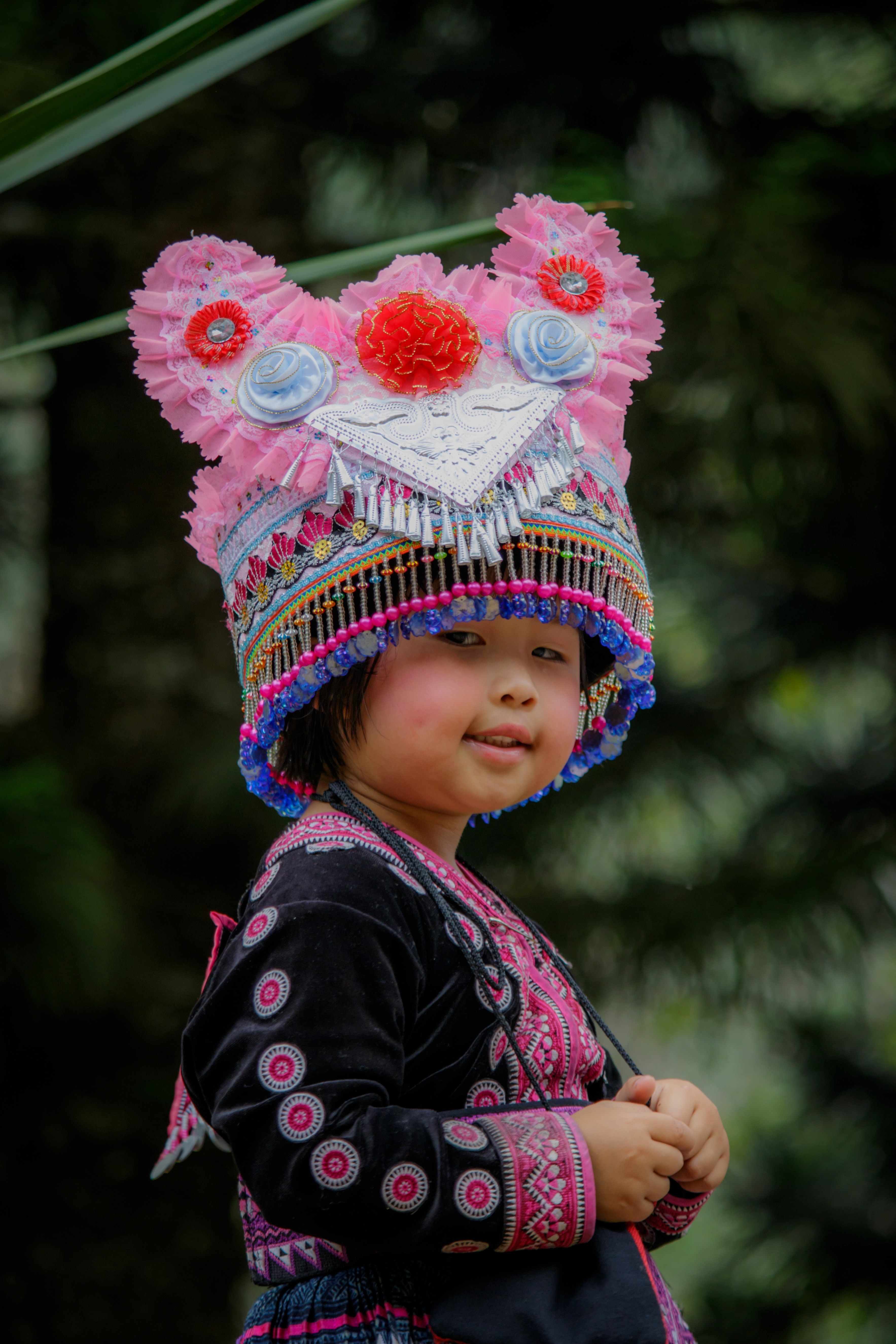 young girl in traditional colourful dress_ 4k, Phone HD Wallpaper