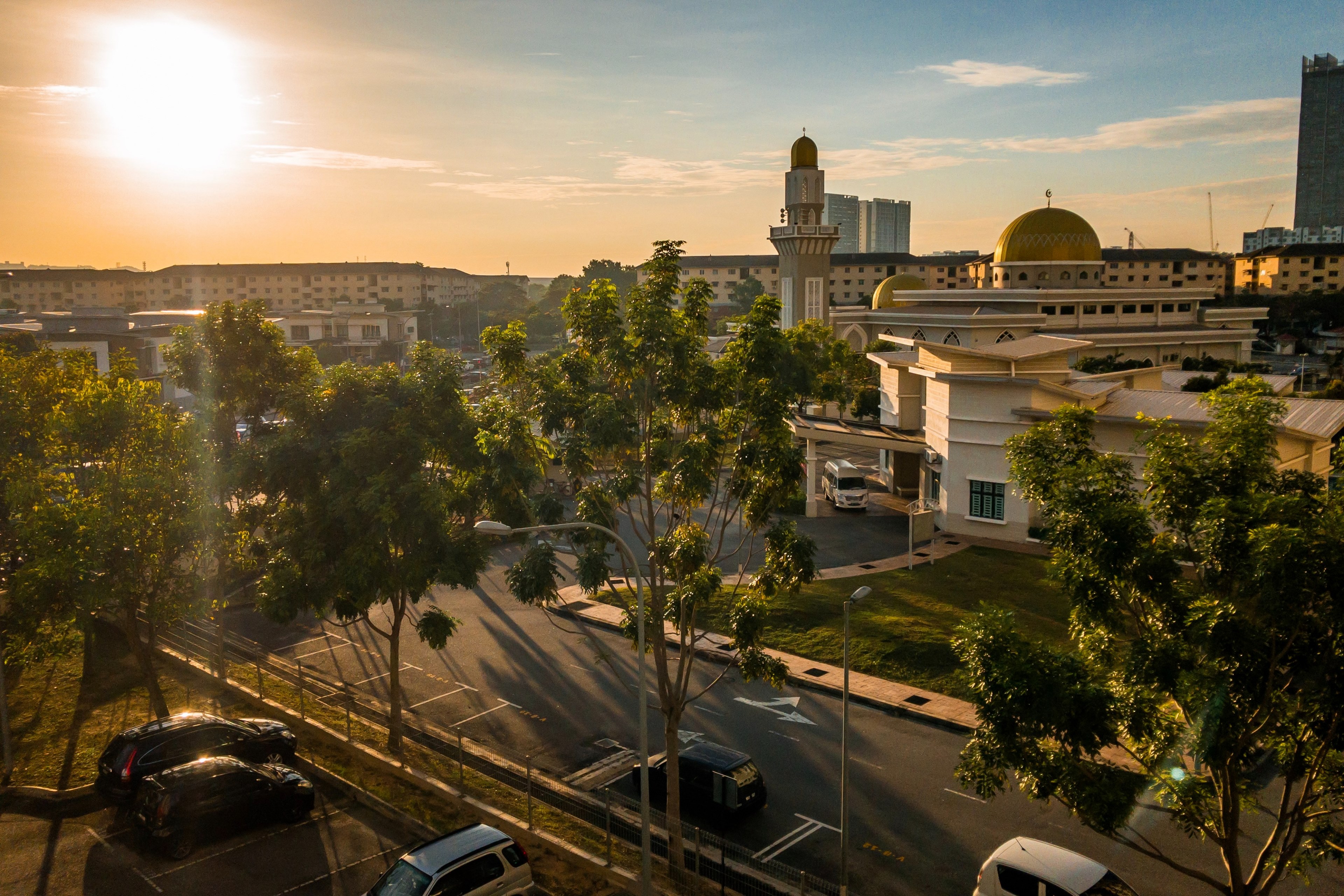 a dramatic view of a mosque during sunrise 4k, HD Wallpaper