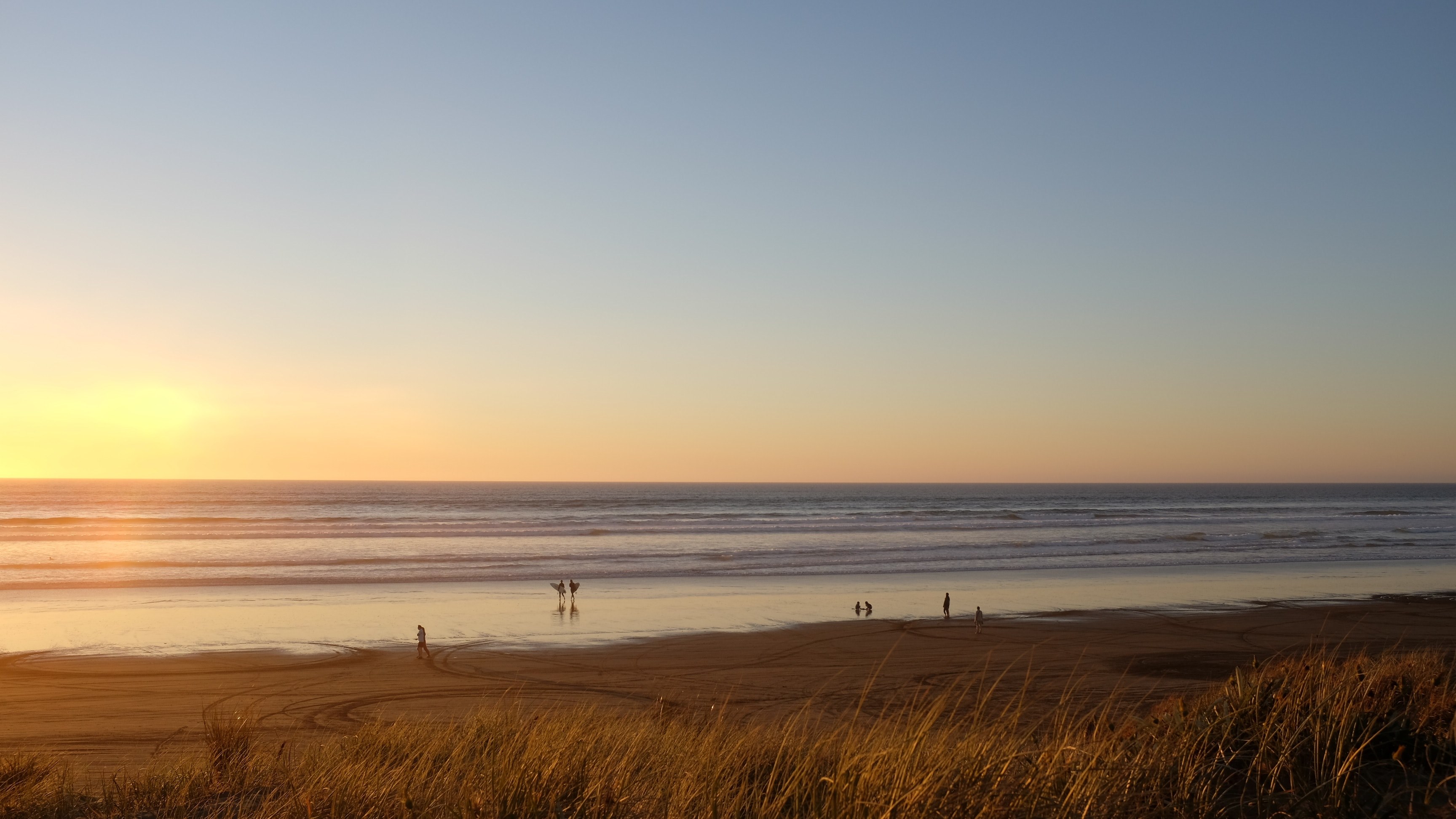 view of the calm ocean horizon and a sandy beach during sunset at ninety mile beach, ocean coast at sunset 4k, HD Wallpaper
