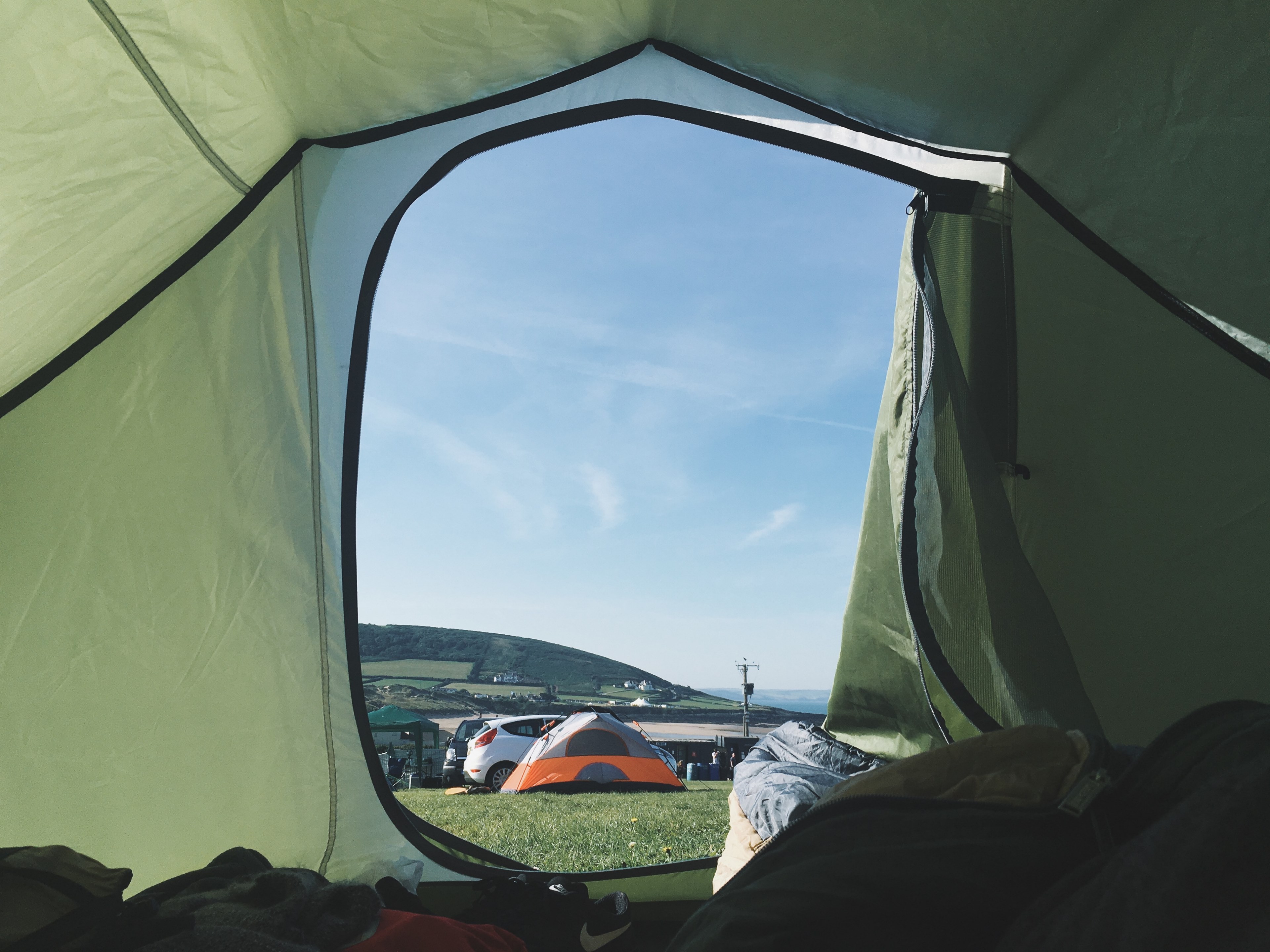 the view of a campsite and clear blue sky from inside of a green tent, morning sunshine 4k, HD Wallpaper