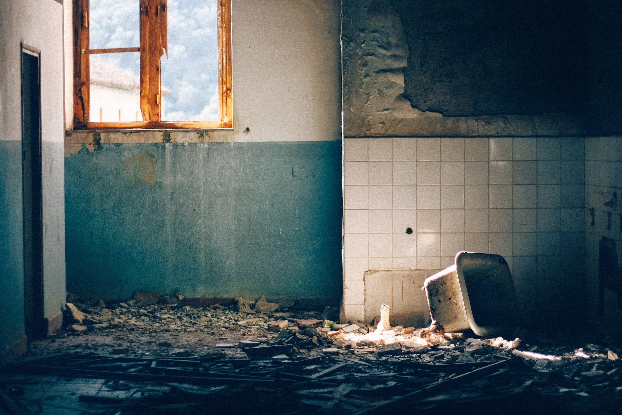 broken abandoned decay and bathroom 4k, HD Wallpaper