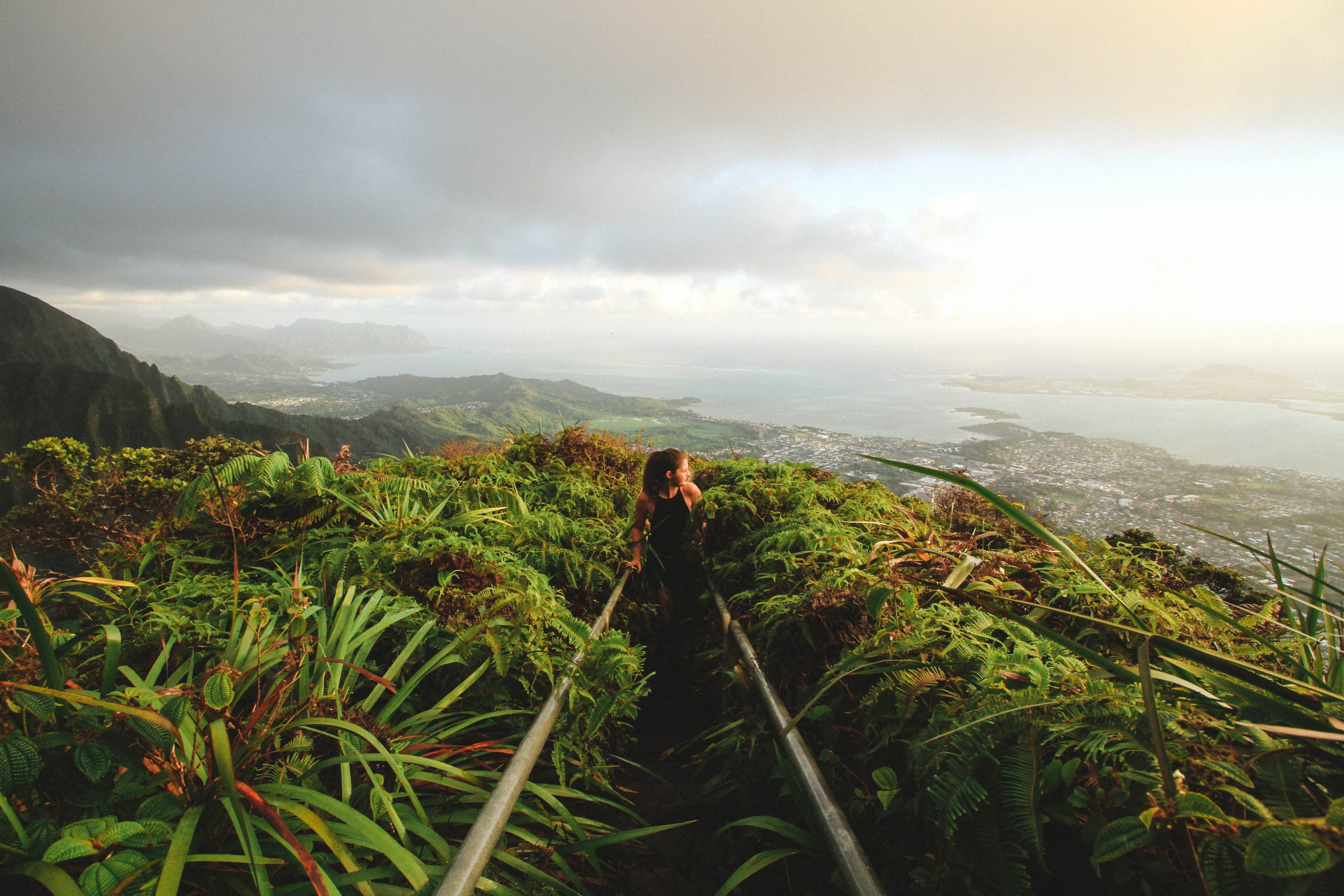 up top of the mountain looking at the coastline city on the pacific ocean oahu, coastal view from oahu 4k, HD Wallpaper