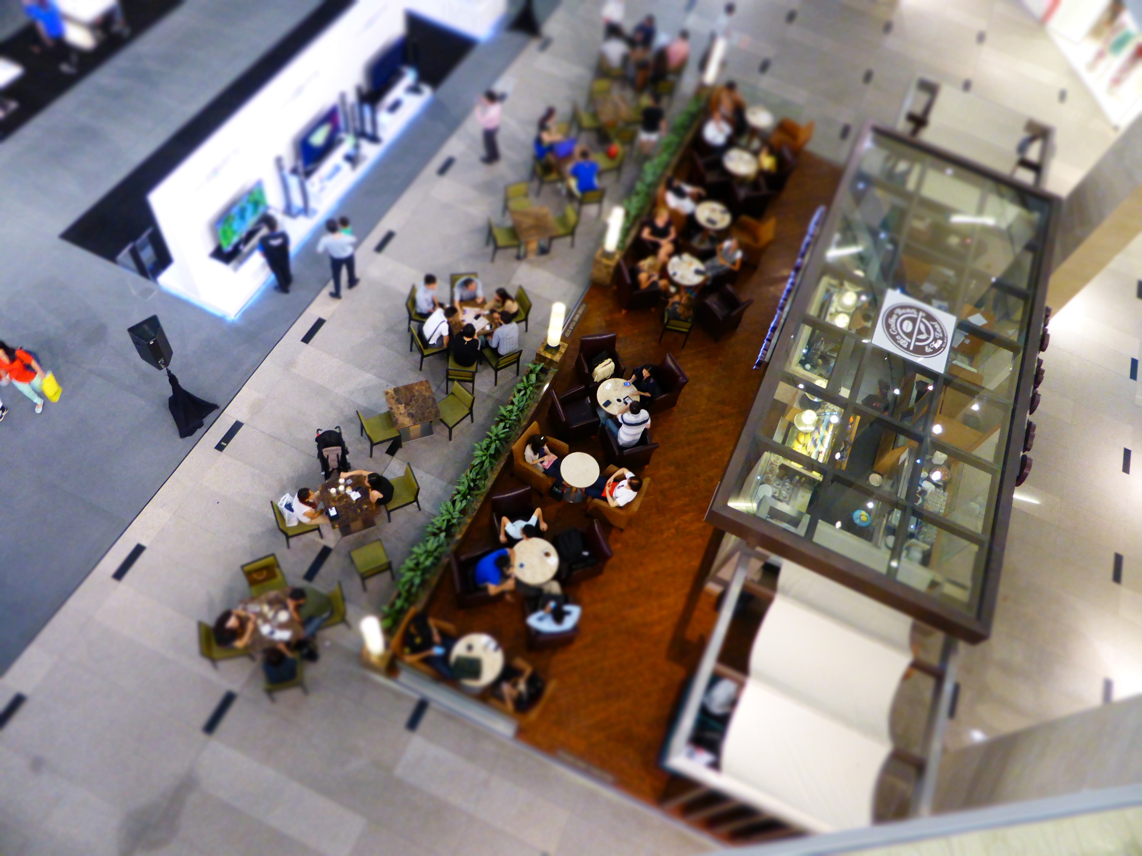 an overhead shot of people at a table in a shopping mall cafeteria, shopping mall cafeteria 4k, HD Wallpaper