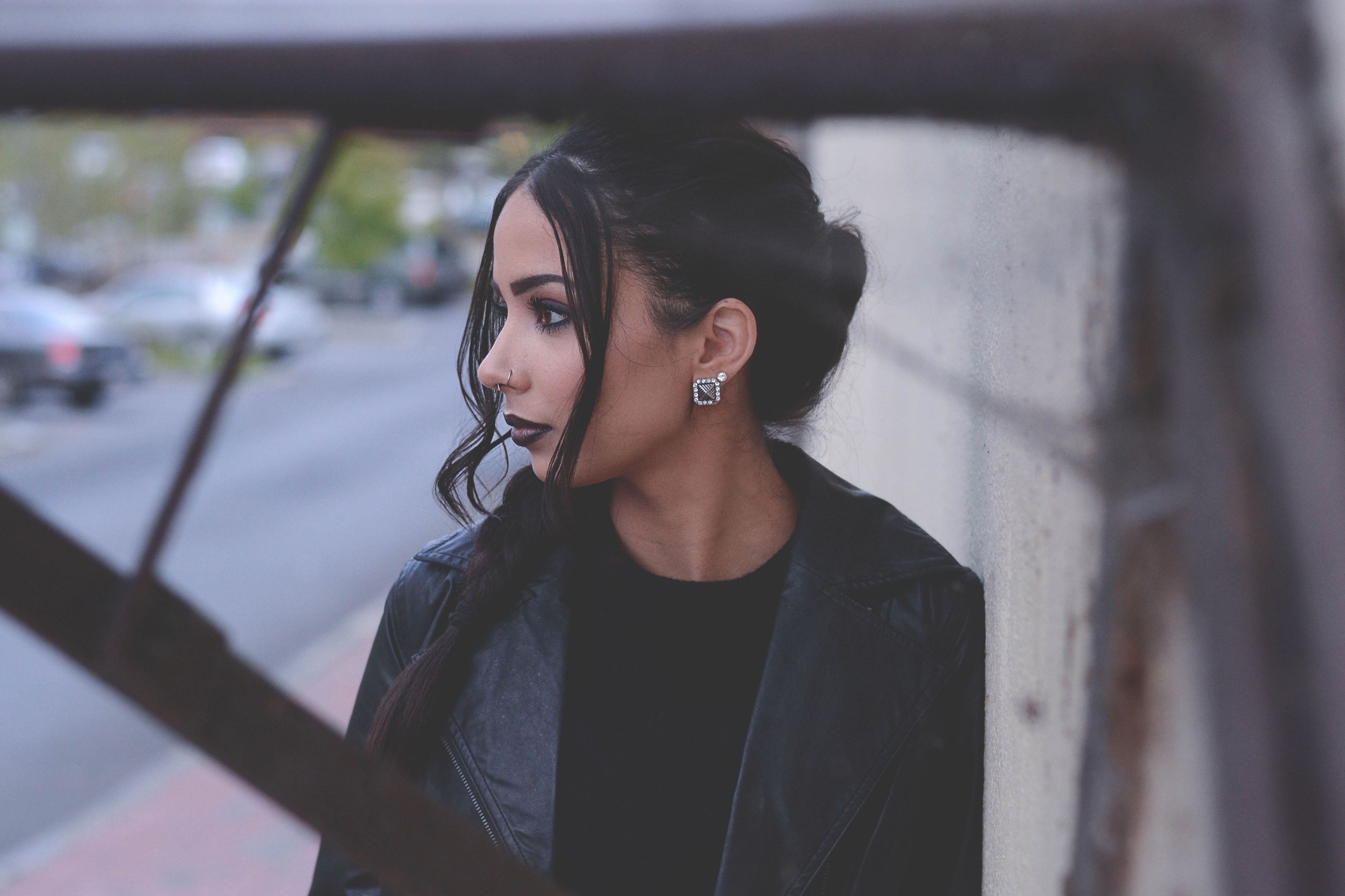 fashionable woman with dark makeup and hair leaning against a wall, dark makeup look 4k, HD Wallpaper