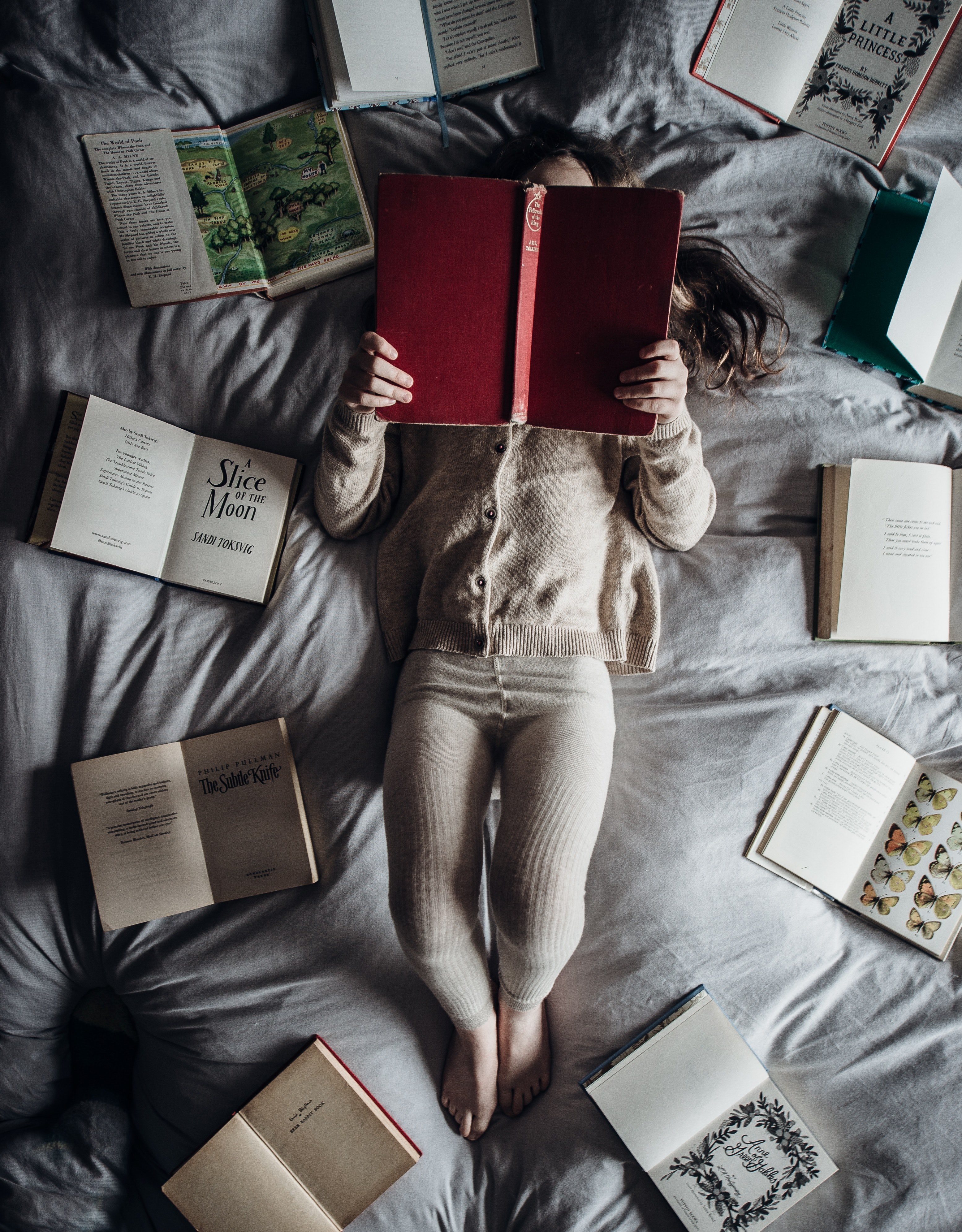 child reading a book 4k, Phone HD Wallpaper