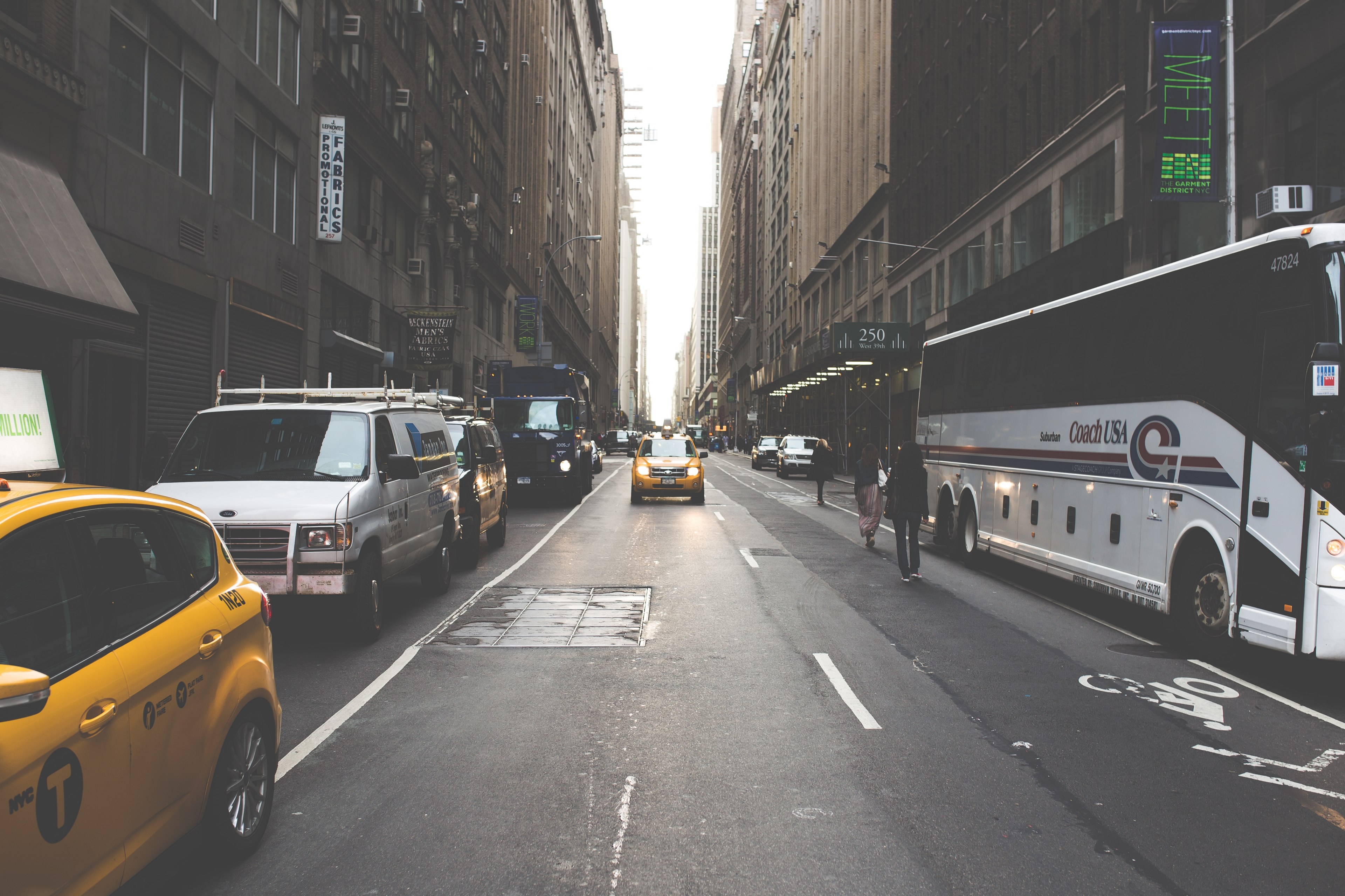 busy urban city street with yellow taxi cab and parked cars and coach, busy street with taxis and parked cars 4k, HD Wallpaper