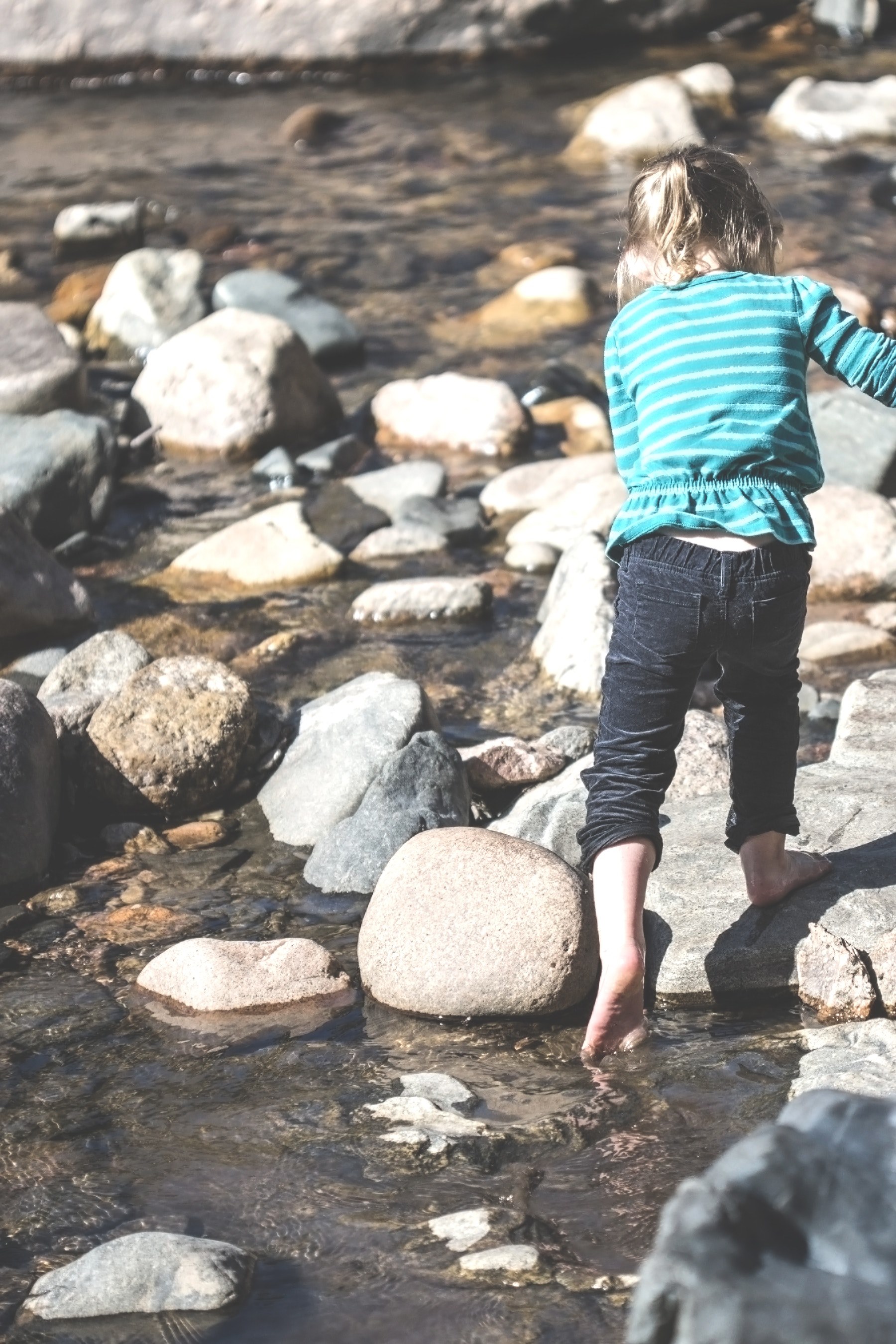 rock river girl and water hd, 4k, Phone HD Wallpaper