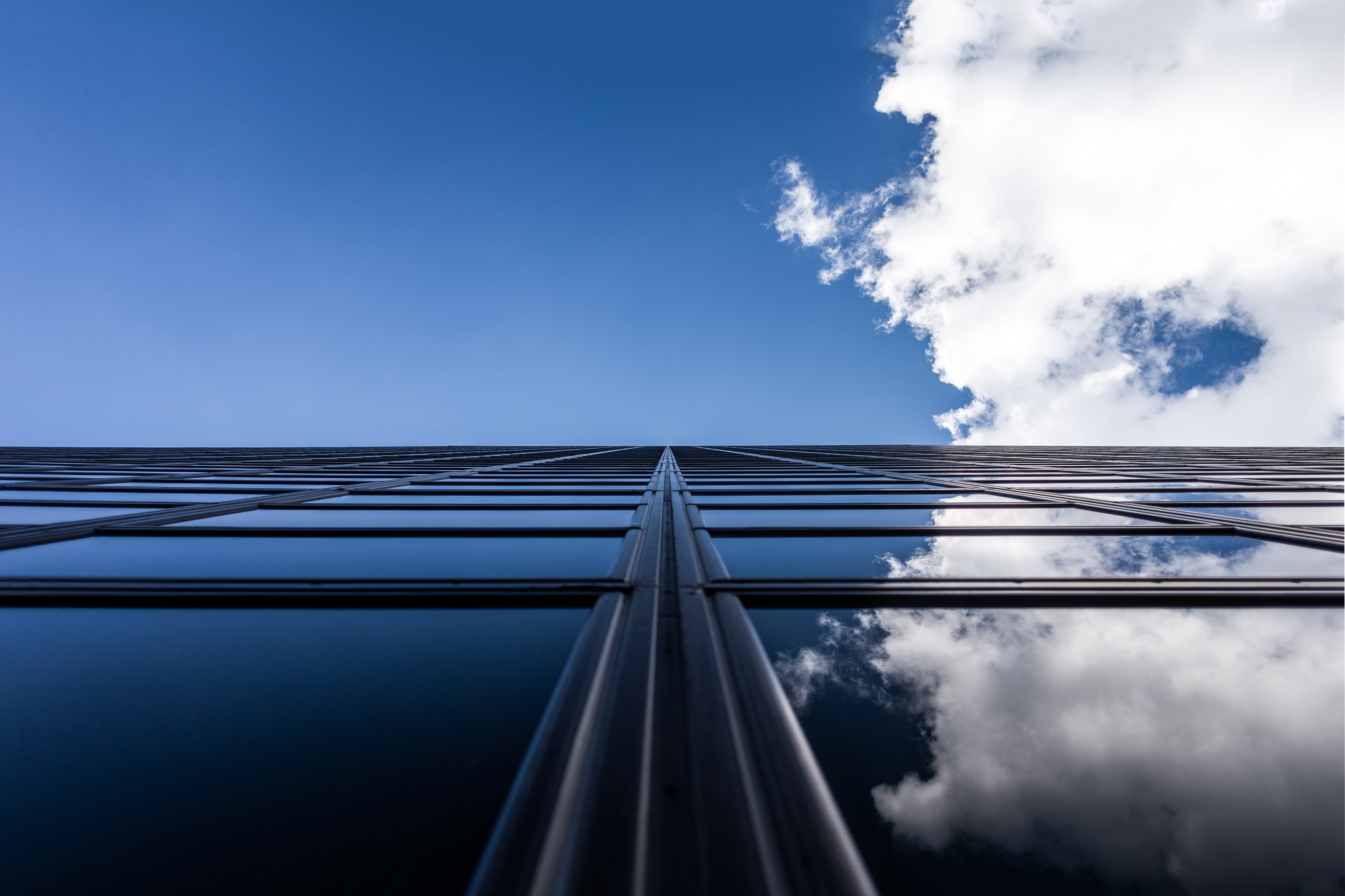 clouds and blue sky reflected in windows of a modern building, windows reflecting sky 4k, HD Wallpaper