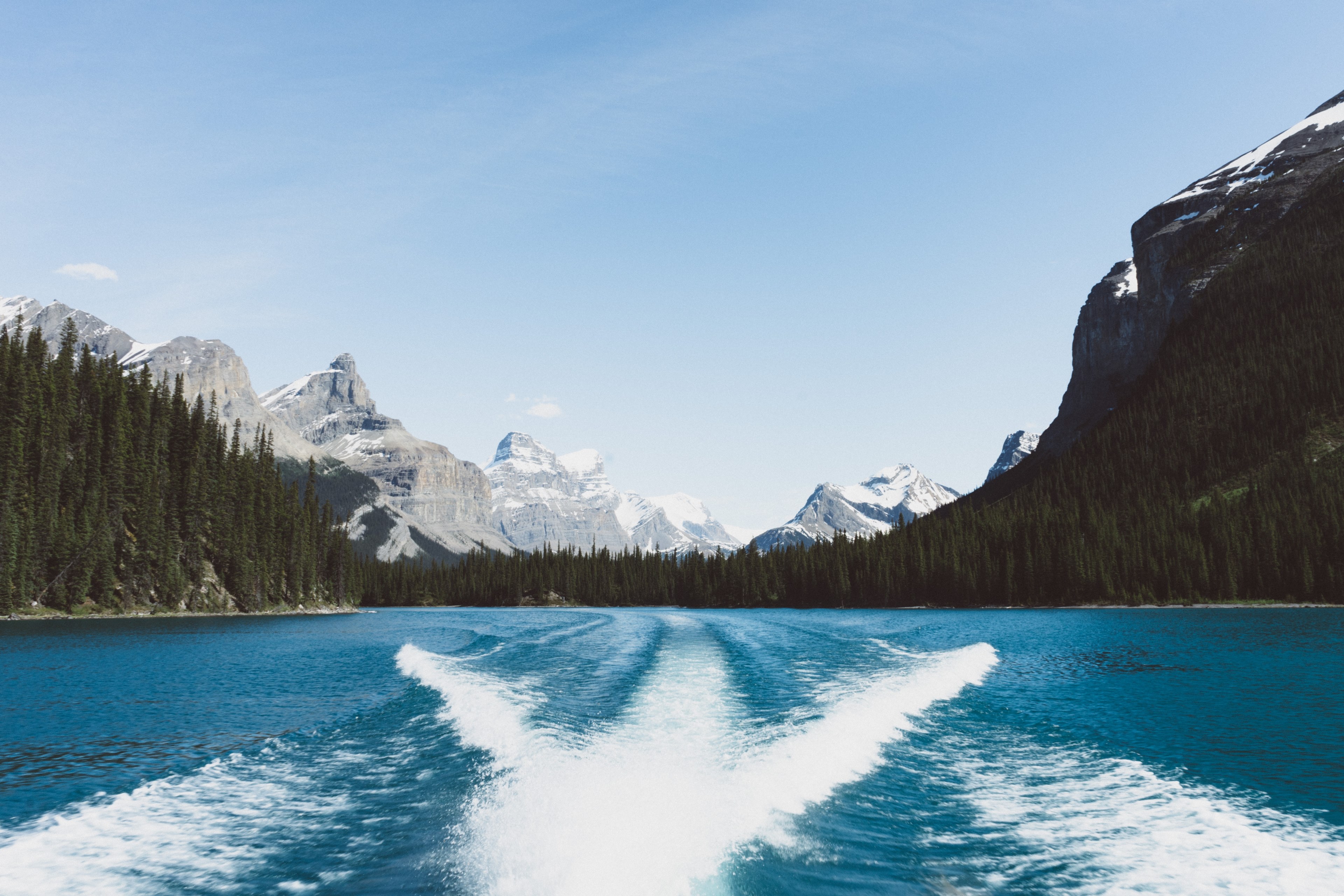 view from a boat on a wake left on the surface of a mountain lake, wake on a mountain lake 4k, HD Wallpaper