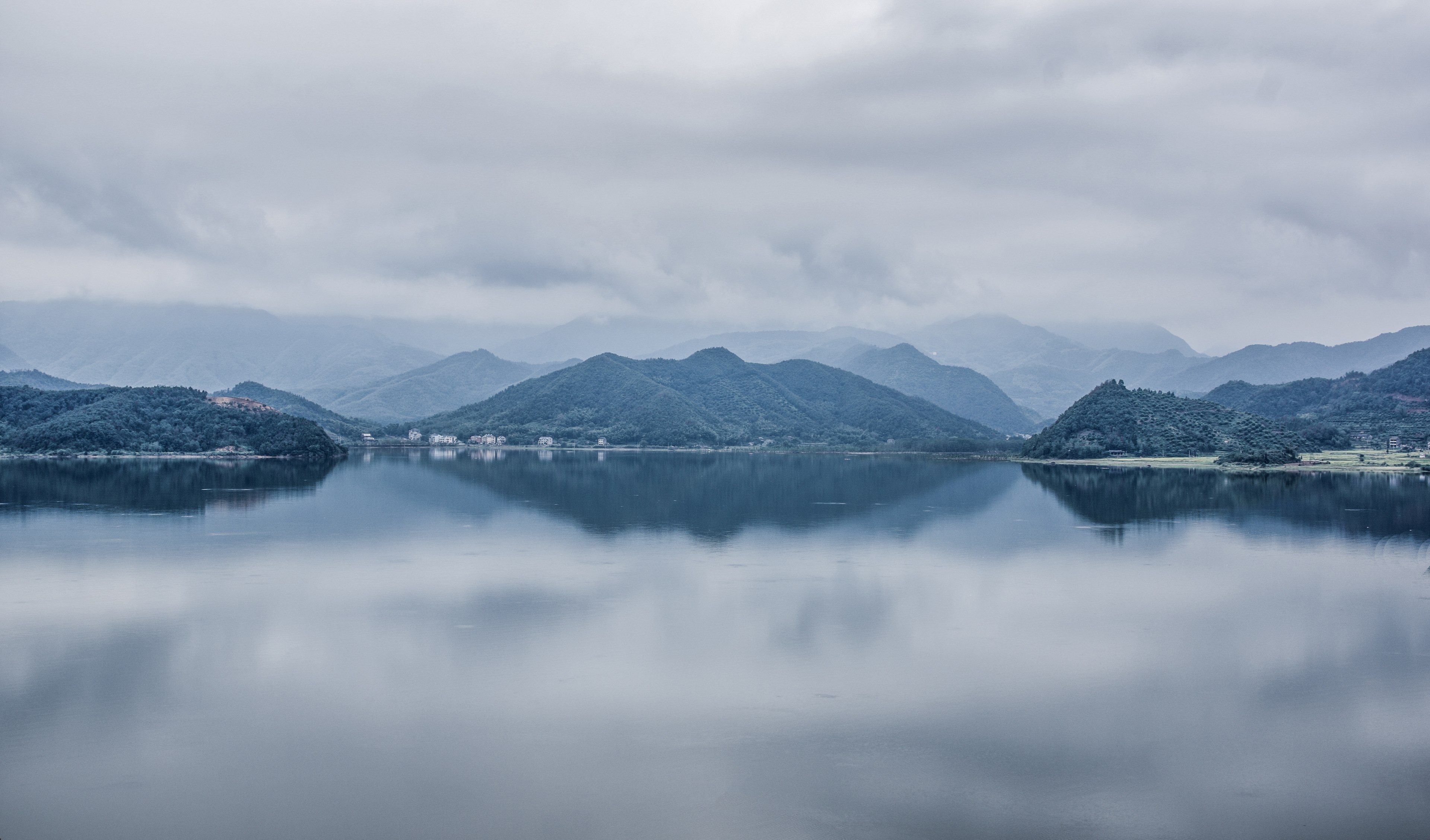 view from a calm lake on its hilly shores, green lakeside 4k, HD Wallpaper