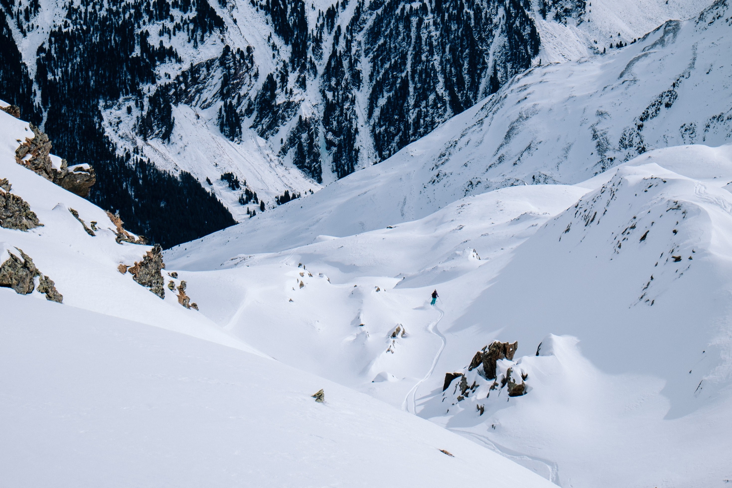 a skier going down a snowy slope in sellrain, sellrain tirol 4k, HD Wallpaper
