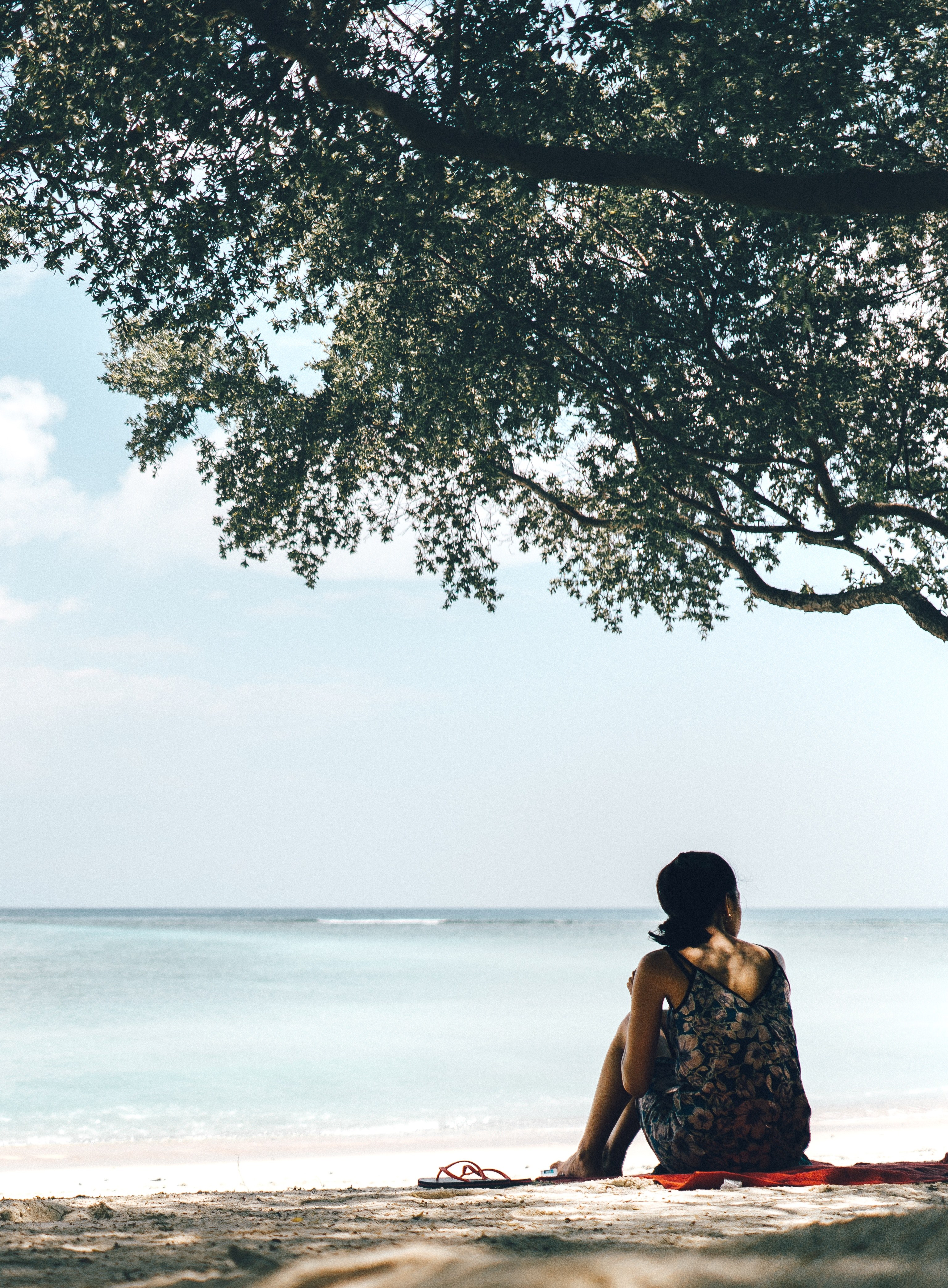 woman sitting on a sand beach under the tree, woman sitting on the beach 4k, Phone HD Wallpaper