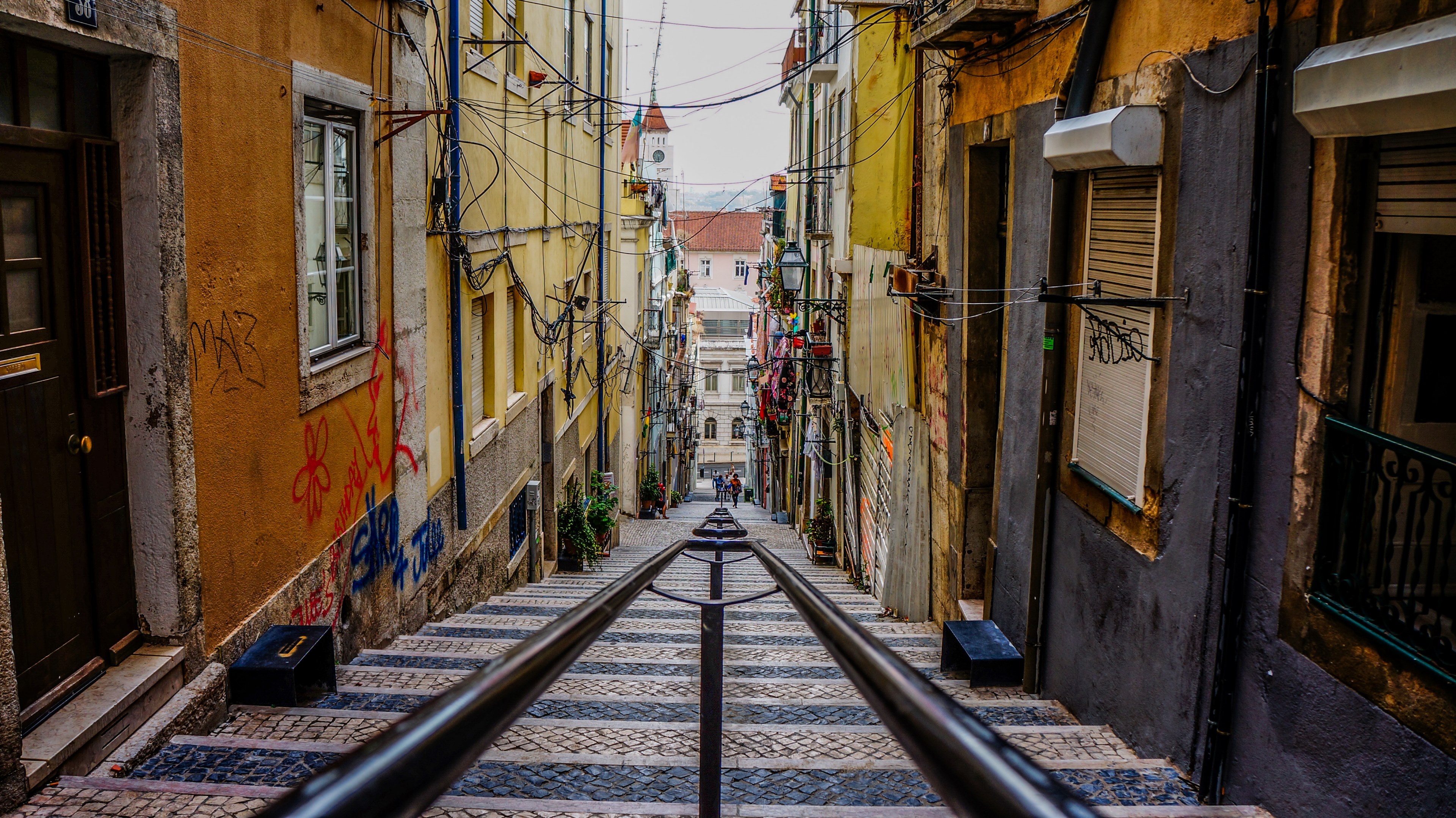 a staircase leading down an alley in lisbon, lisbon alley staircase 4k, HD Wallpaper