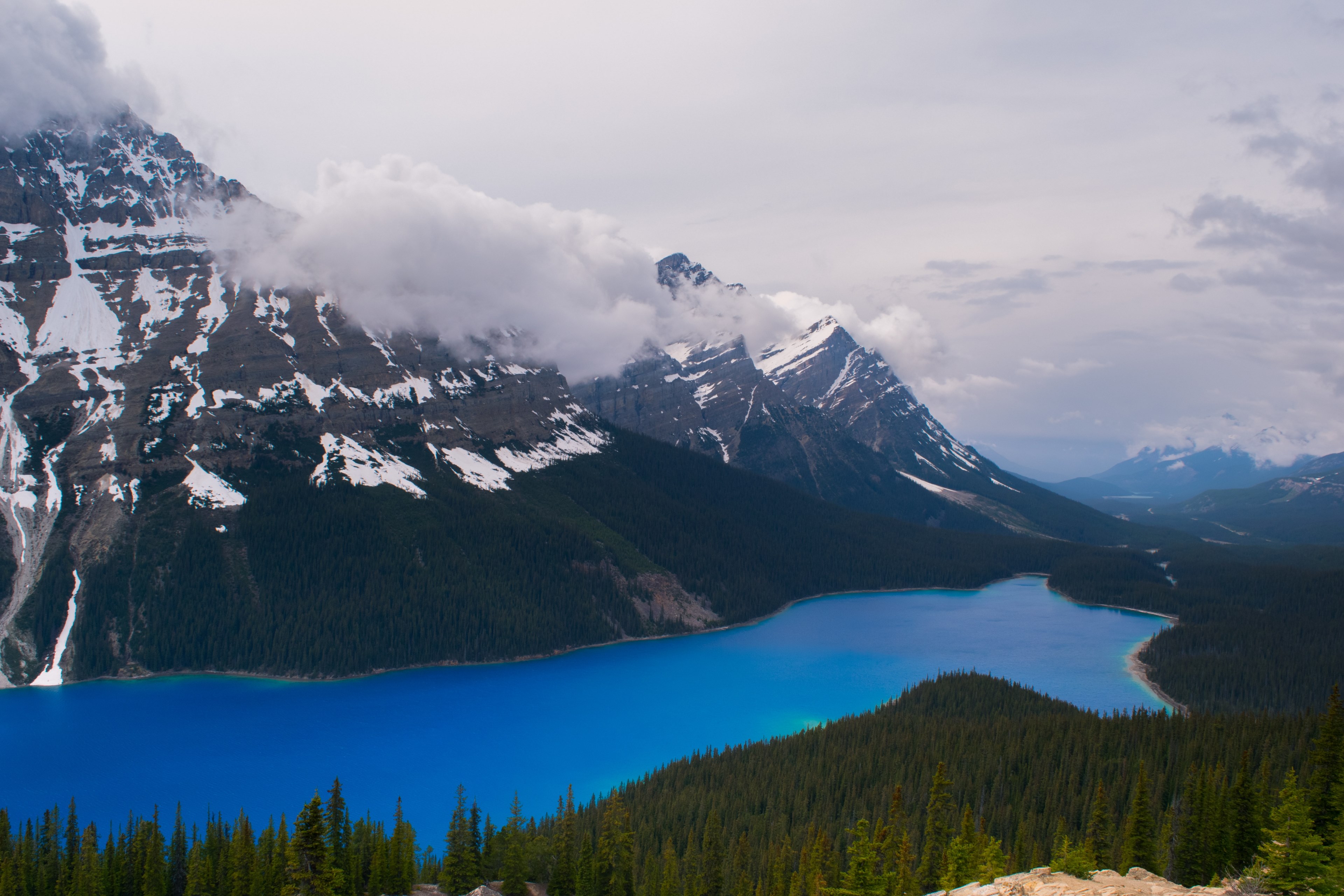 a trident shaped lake under snow capped mountains, trident lake at the food of the mountain 4k, HD Wallpaper