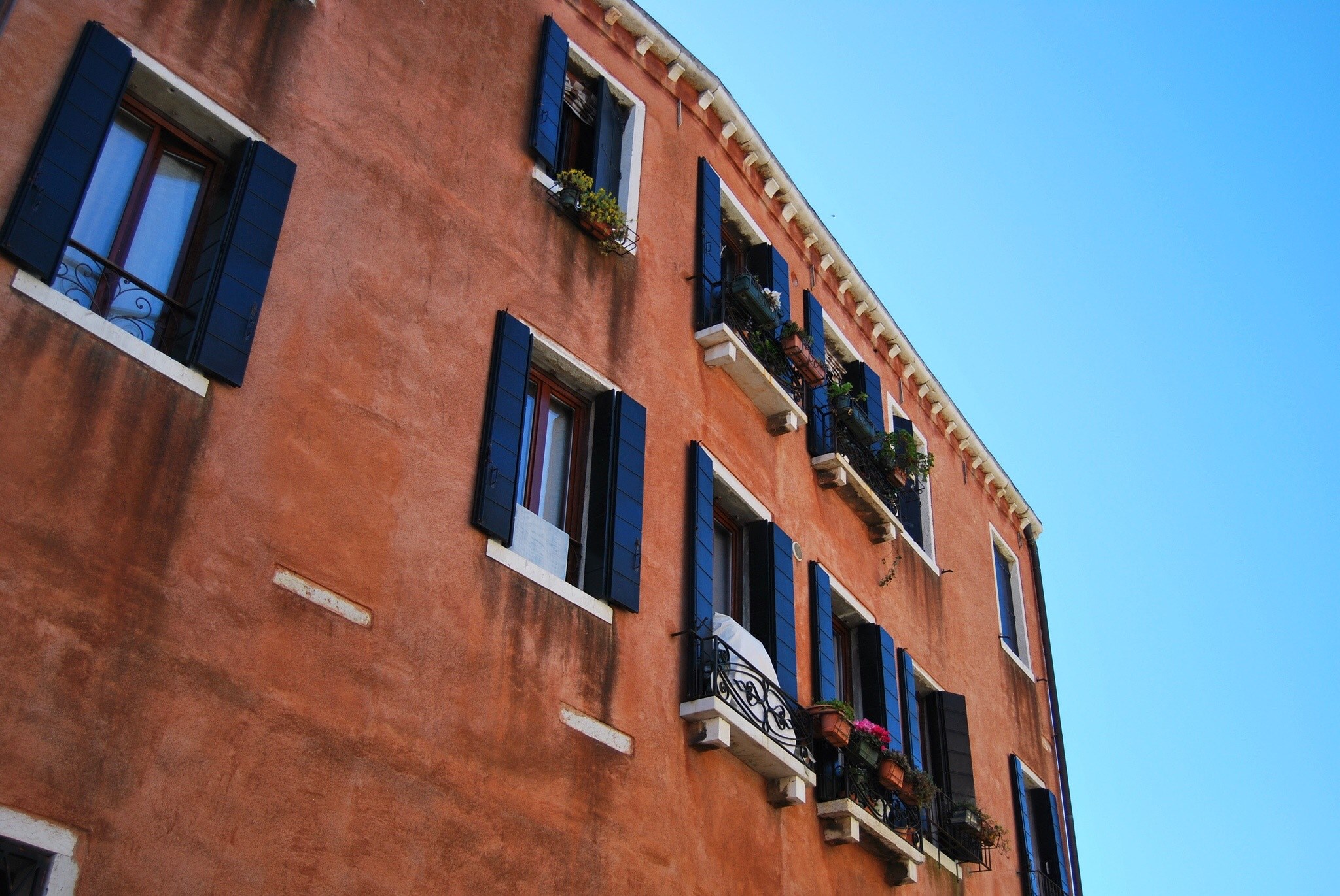 windows with blue shutters in a dark orange residential building facade, terracotta wall and windows 4k, HD Wallpaper