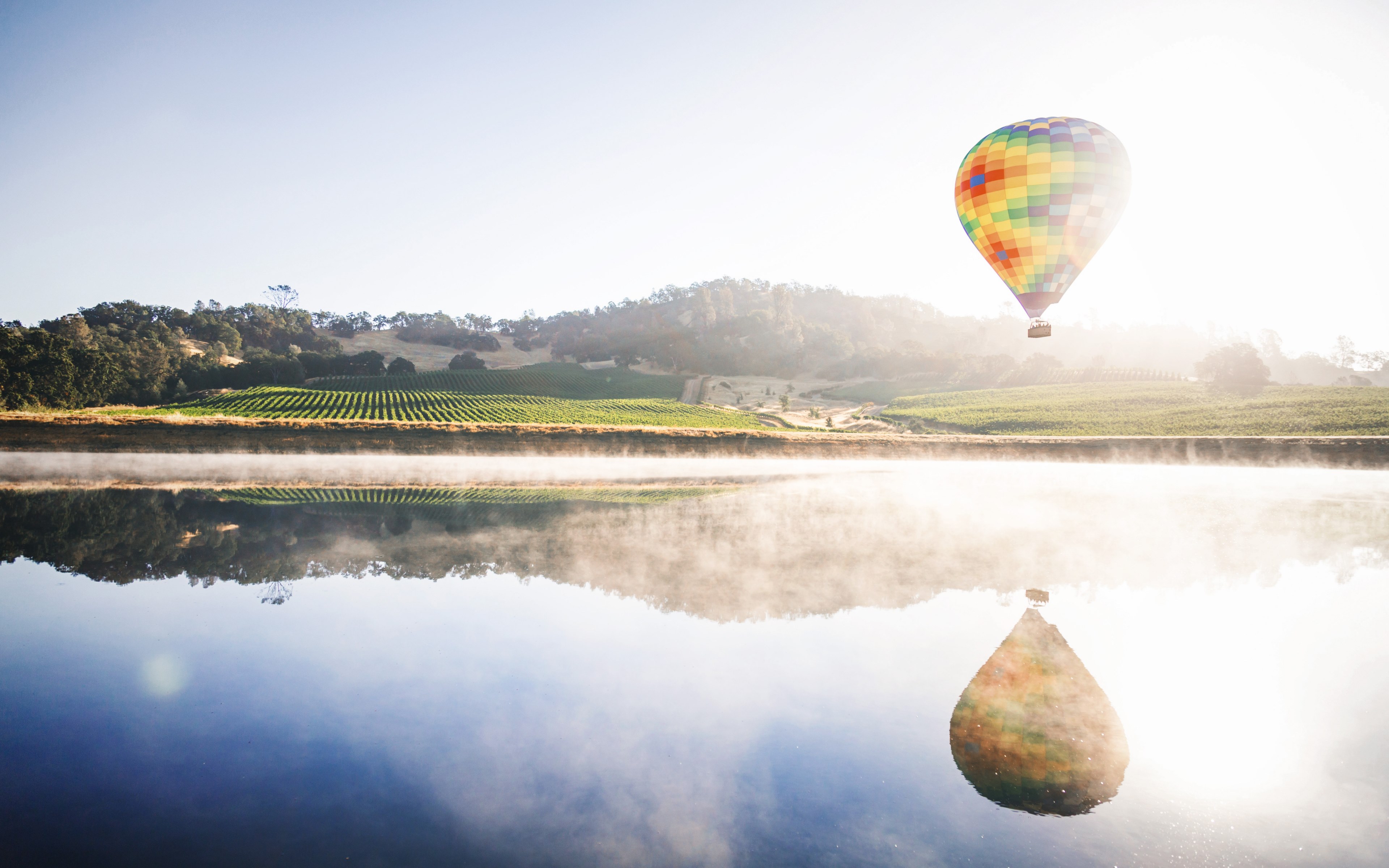 a hot air balloon flying over a lake on a foggy morning, _hot air balloon 4k, HD Wallpaper