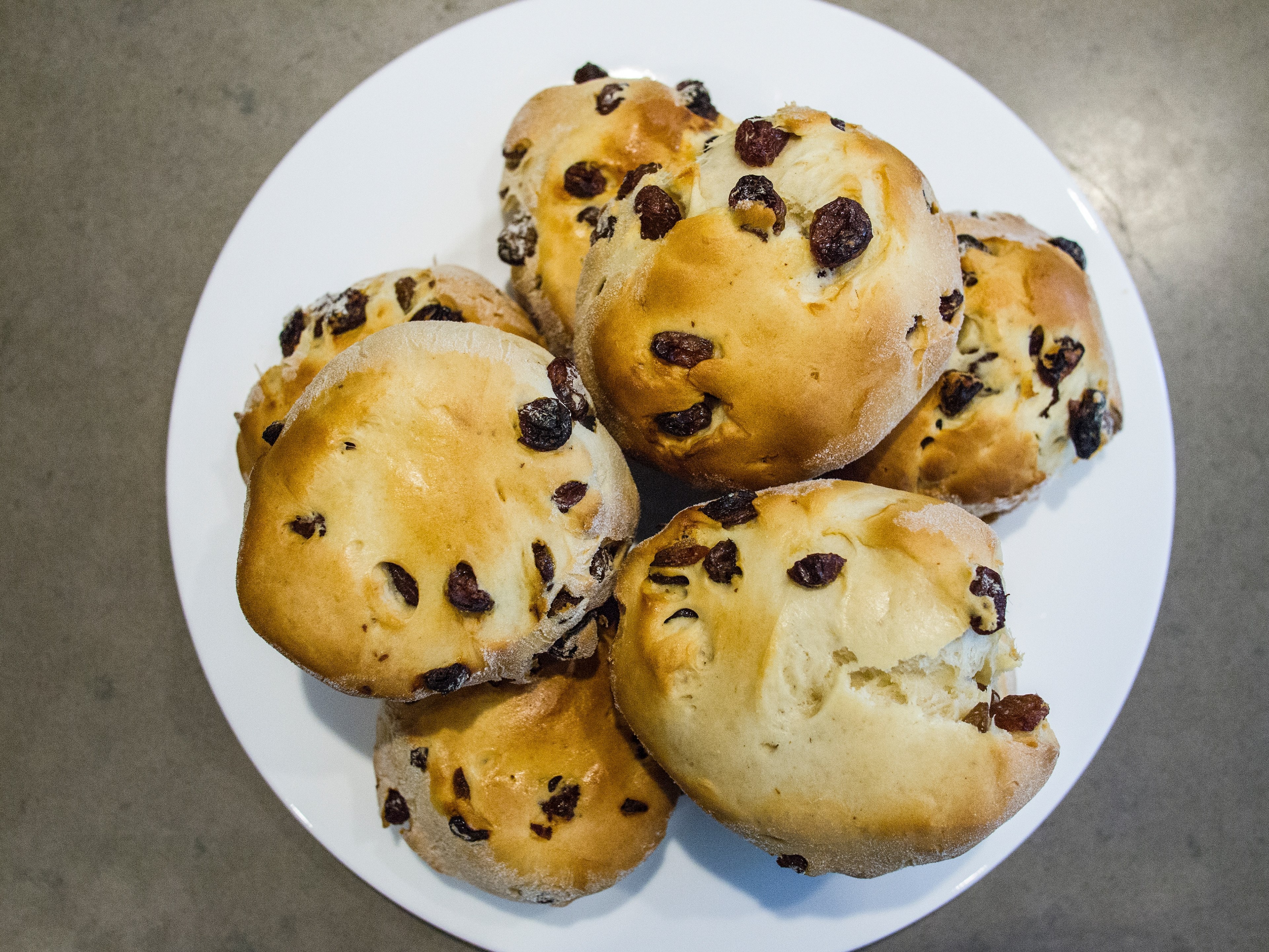 plate bakery raisin and dutch 4k, HD Wallpaper