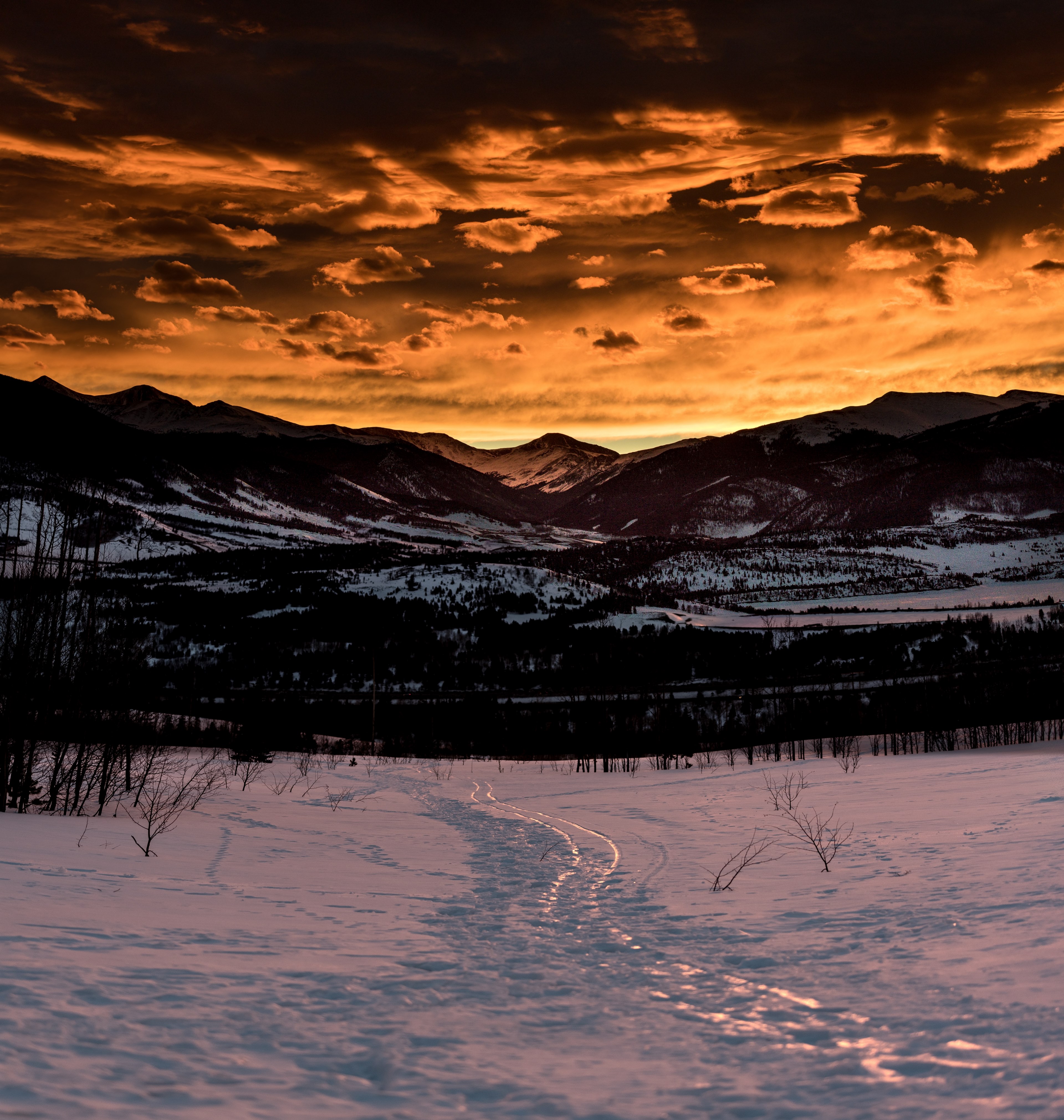 footprints and ski tracks on a snowy slope in silverthorne during sunset, footprints on a silverthorne slope 4k, Phone HD Wallpaper