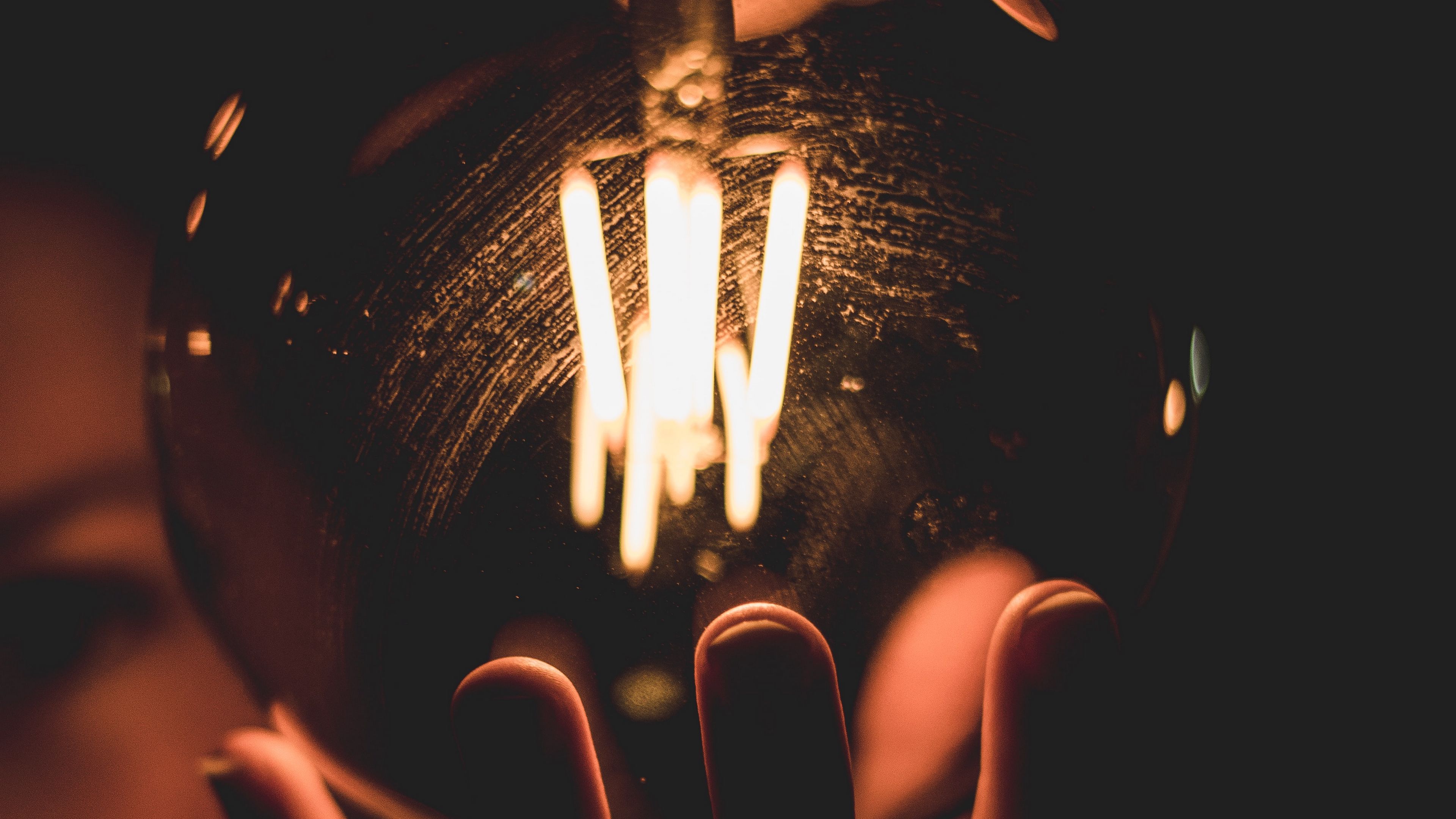 lamp, fingers, glow, dark, 4k, HD Wallpaper