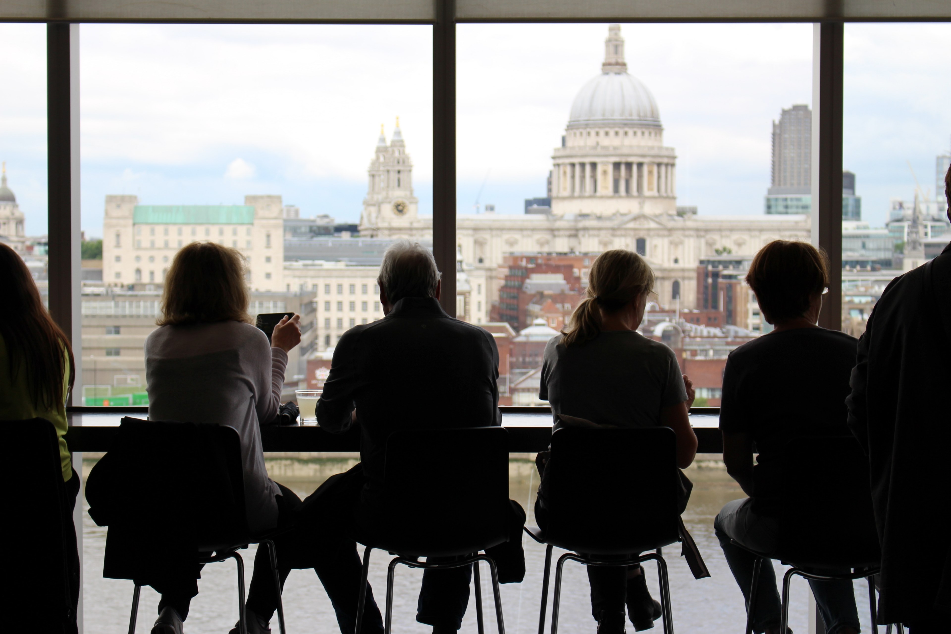 people sitting at a table at a caf with a view on st_ pauls cathedral in london, cafe with view on a cathedral 4k, HD Wallpaper