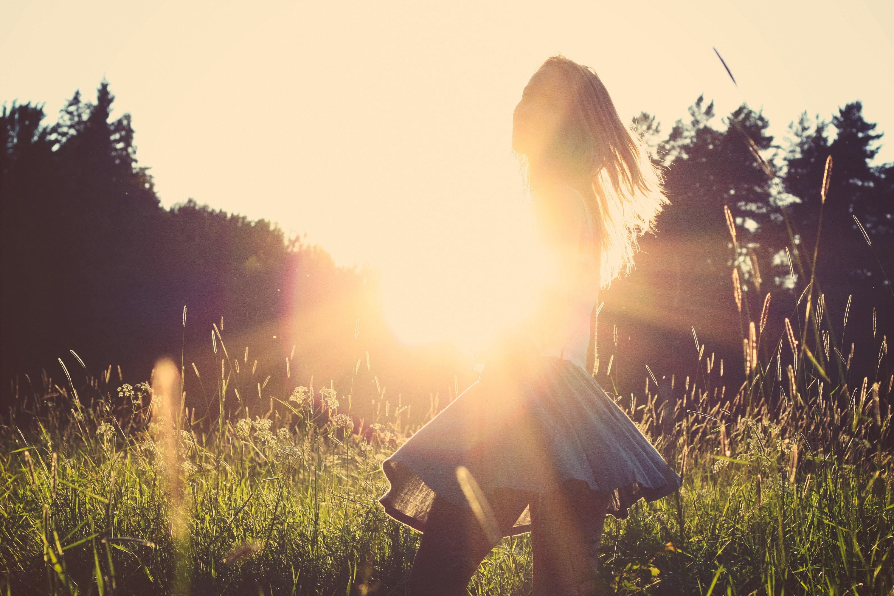 a young blonde woman in a skirt with sunrays partially obscuring the view, blonde woman in a skirt at sunset 4k, HD Wallpaper