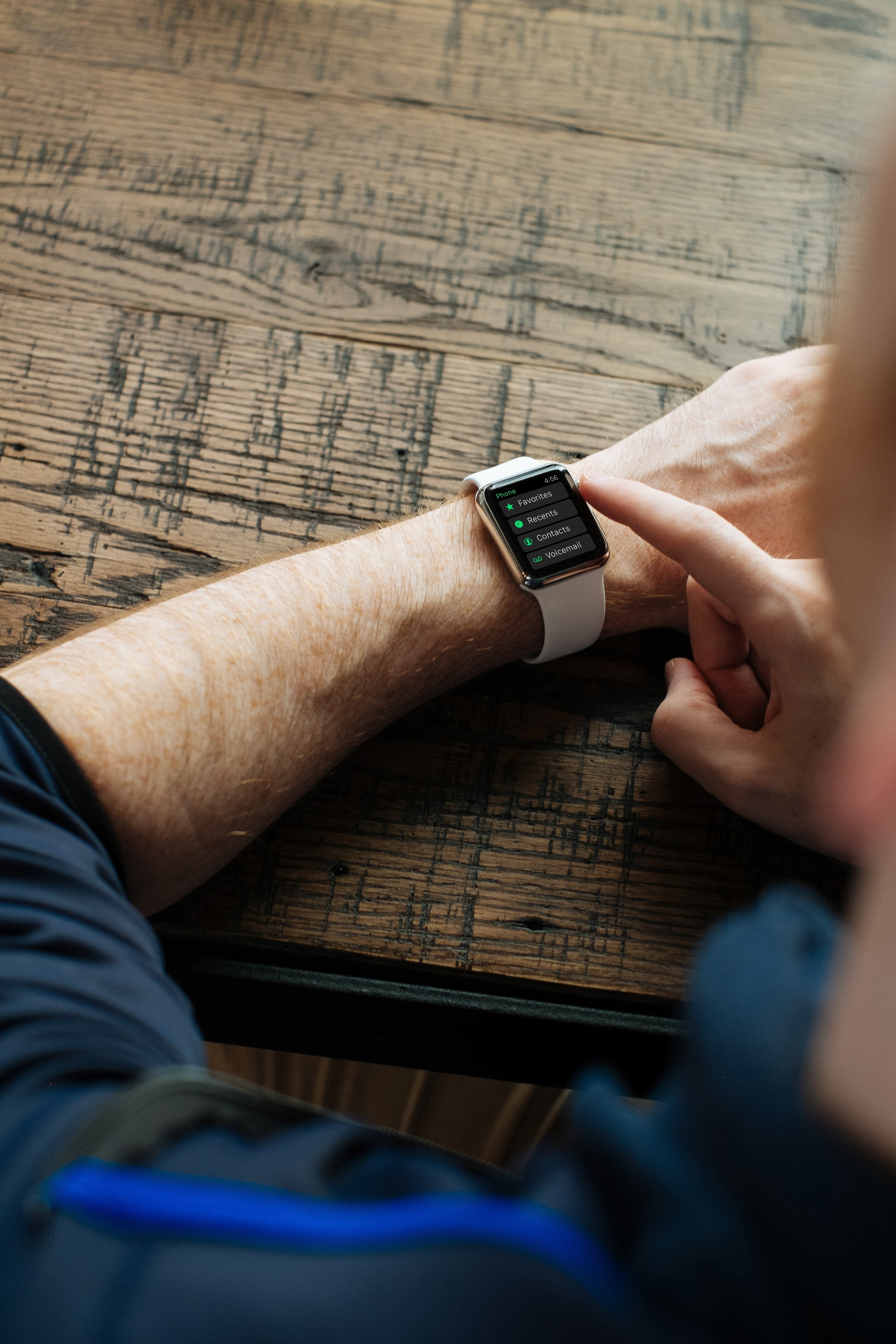 a man showing off his apple watch and the digital display on the watch screen, man wearing apple watch 4k, Phone HD Wallpaper