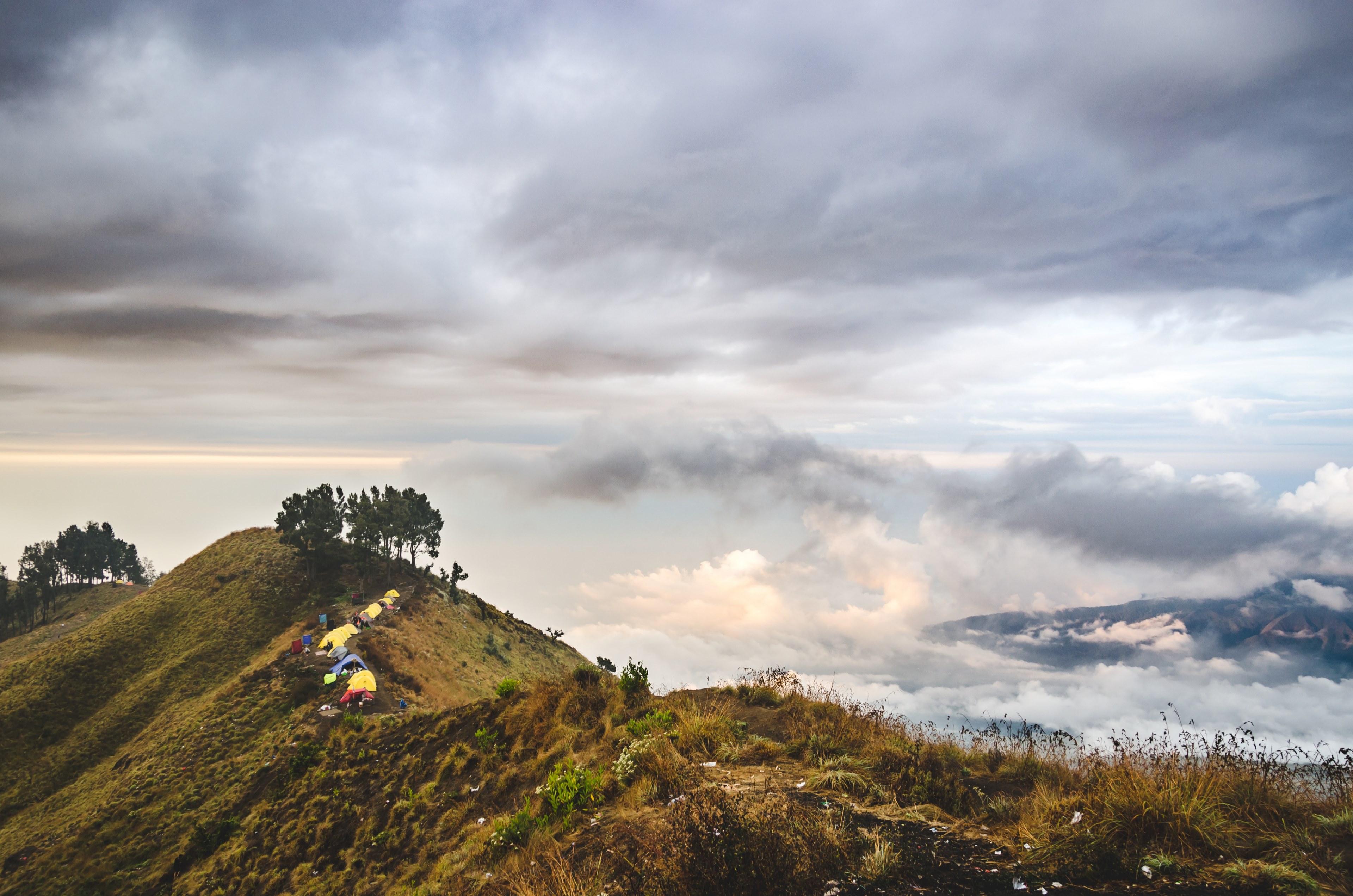 small tents on a grassy hill overlooking a mountainous landscape covered in clouds, camp on a hill near mount rinjani 4k, HD Wallpaper