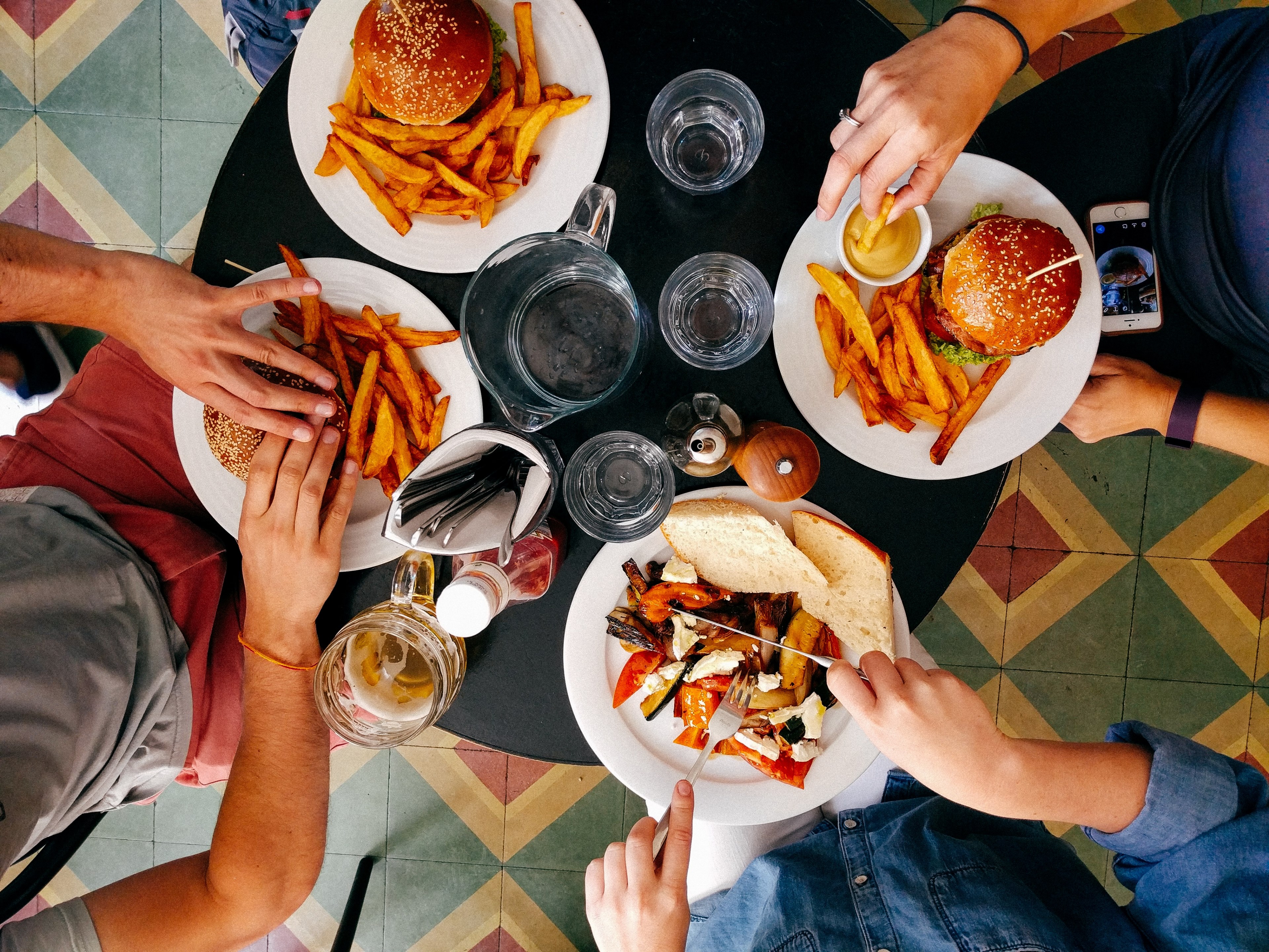 the top view of friends eating lunch in a diner vrovice prague praha 101 prague czech republic, friends eating lunch in diner 4k, HD Wallpaper