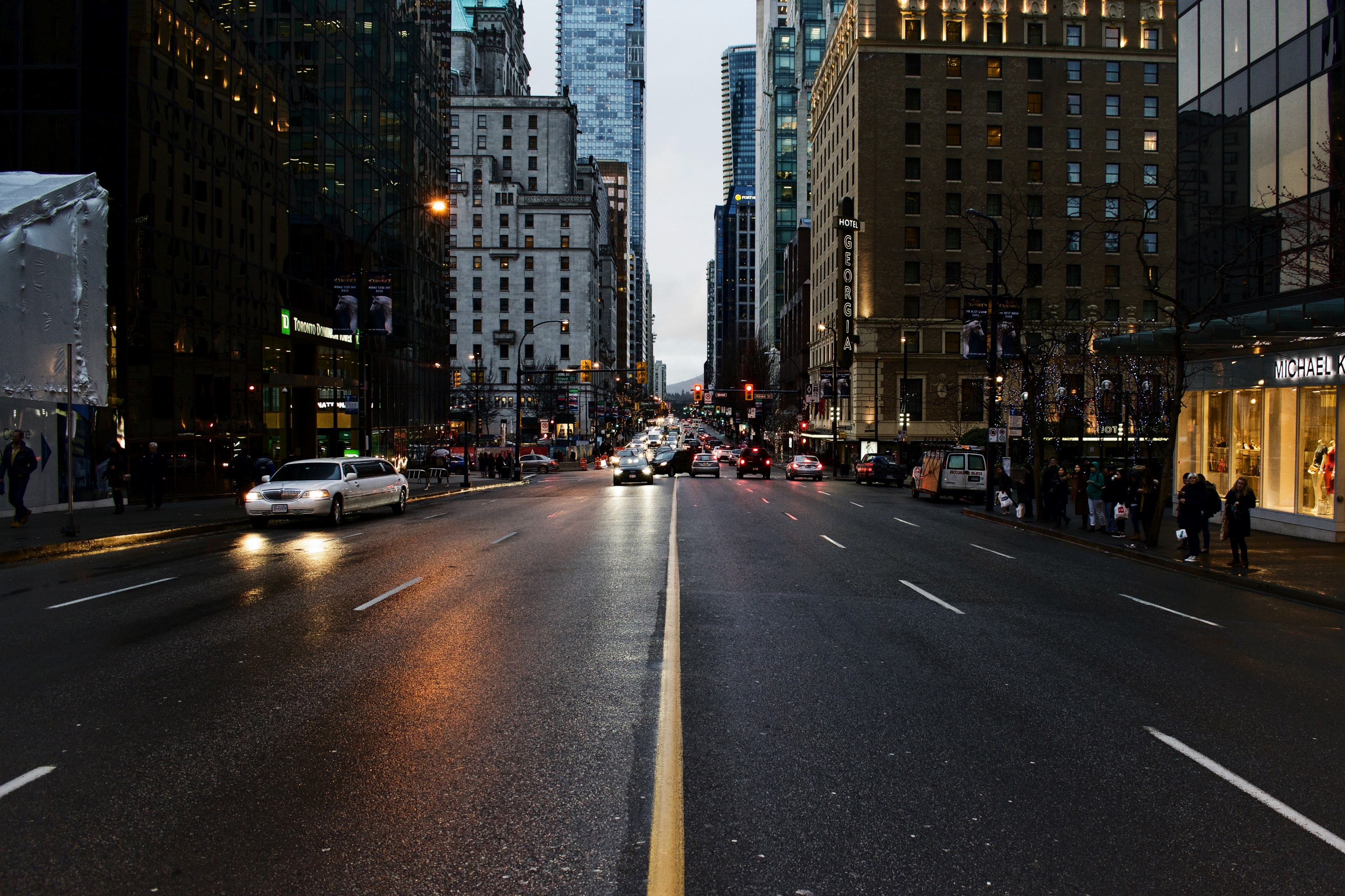 middle of a vancouver street showing cars and buildings from a persons perspective, downtown vancity 4k, HD Wallpaper